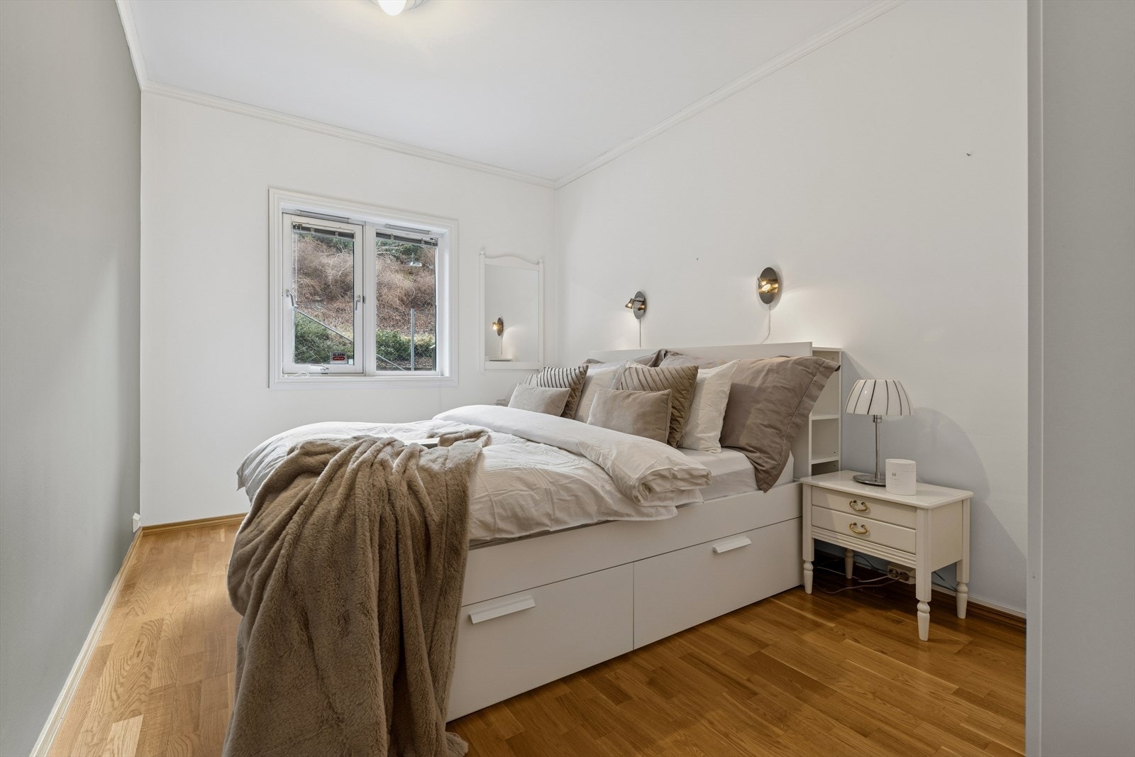 Hovedsoverommet er av god størrelse og utstyrt med garderobe. I tillegg har man god plass til å møblere med både dobbeltseng og tilhørende møblement. Sengen medfølger leiligheten. Galleribilde