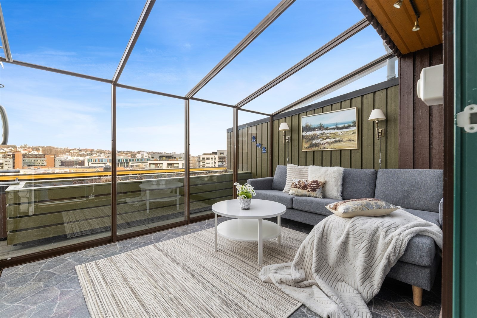 Deler av terrassen er innglasset. En flott forlengelse av stuen hvor man har god plass til å møblere med sittegruppe. Galleribilde