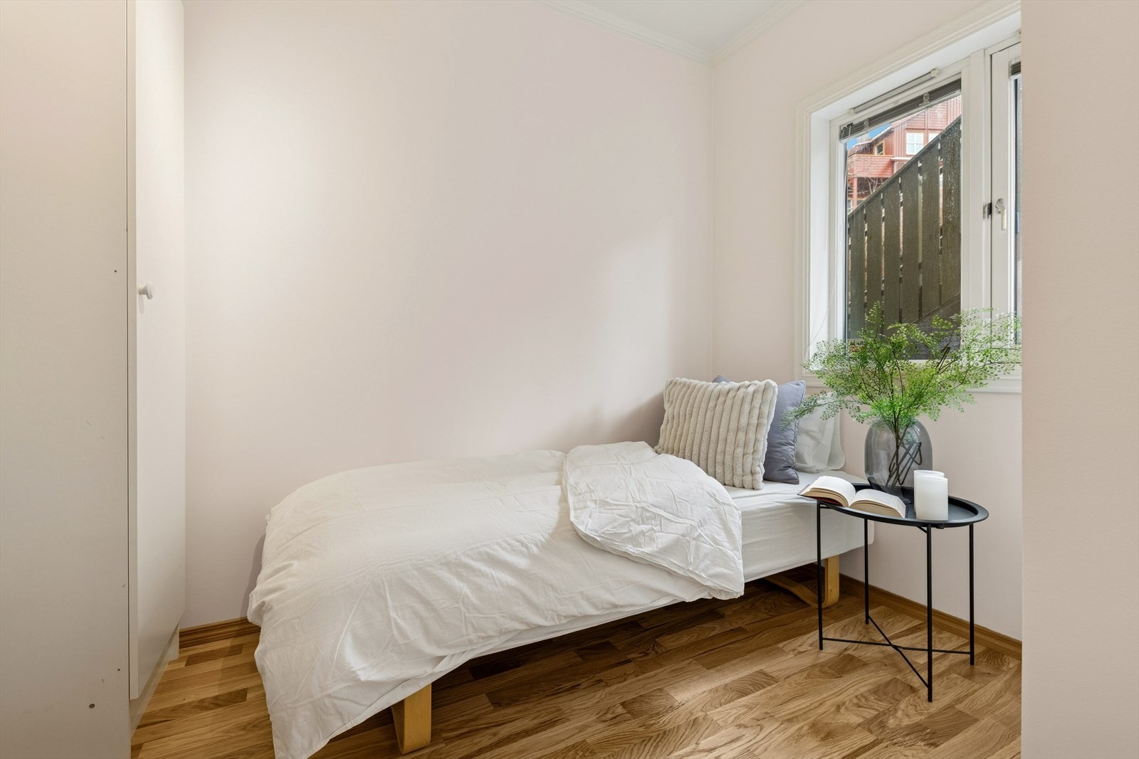 Det andre soverommet er noe mindre, men passer ypperlig som barnerom, gjesterom, kontor eller lignende. Også dette rommet er utstyrt med garderobe. Galleribilde