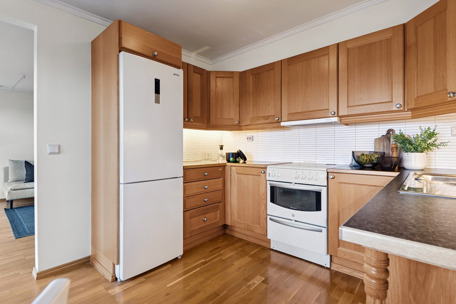 Kjøkkenet er ellers utstyrt med frittstående hvitevarer. På kjøkkenet har man også rom for å møblere med en liten sittegruppe. Galleribilde