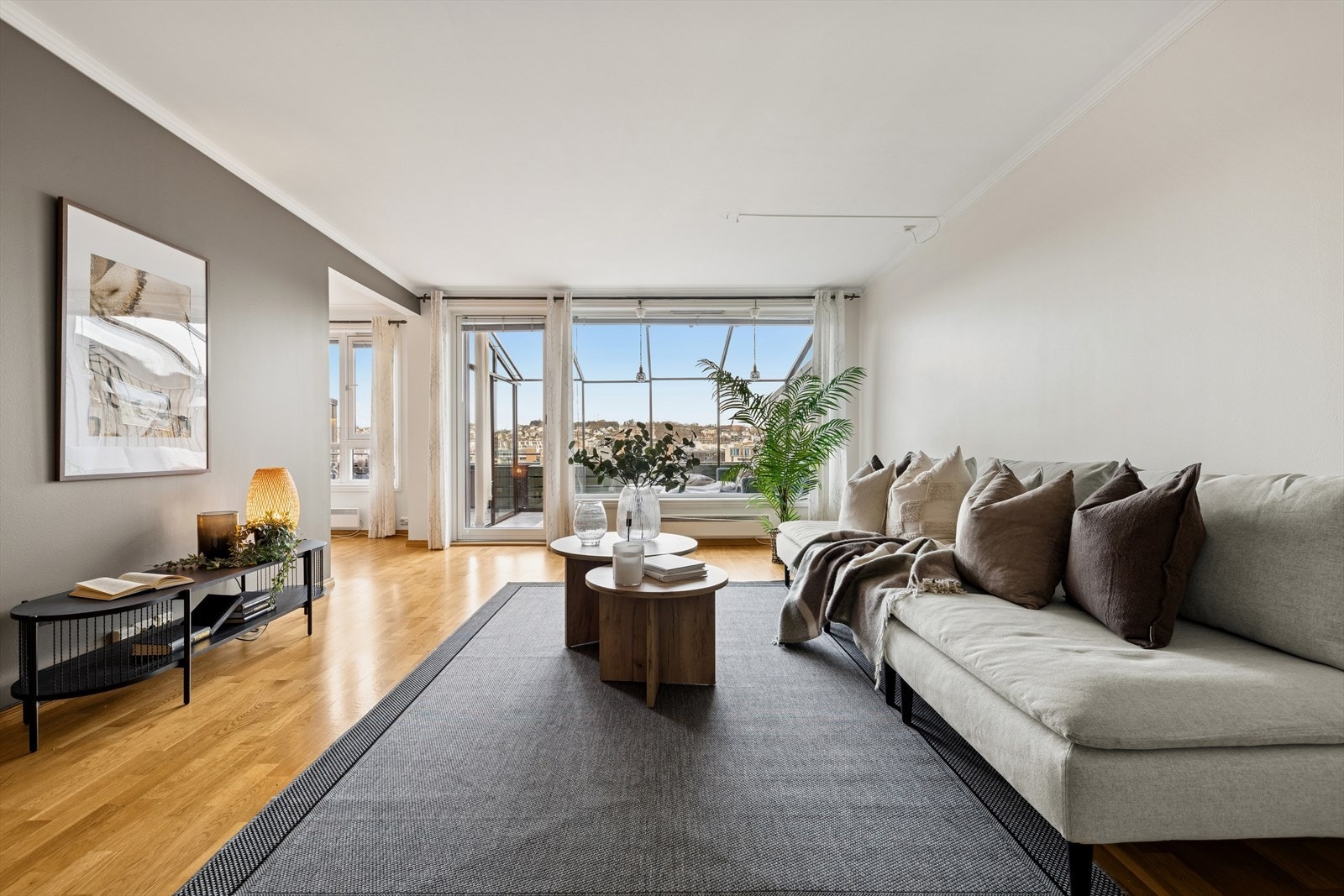 Her har man god plass til å møblere i flere soner med både sofagruppe og spisebord. Galleribilde