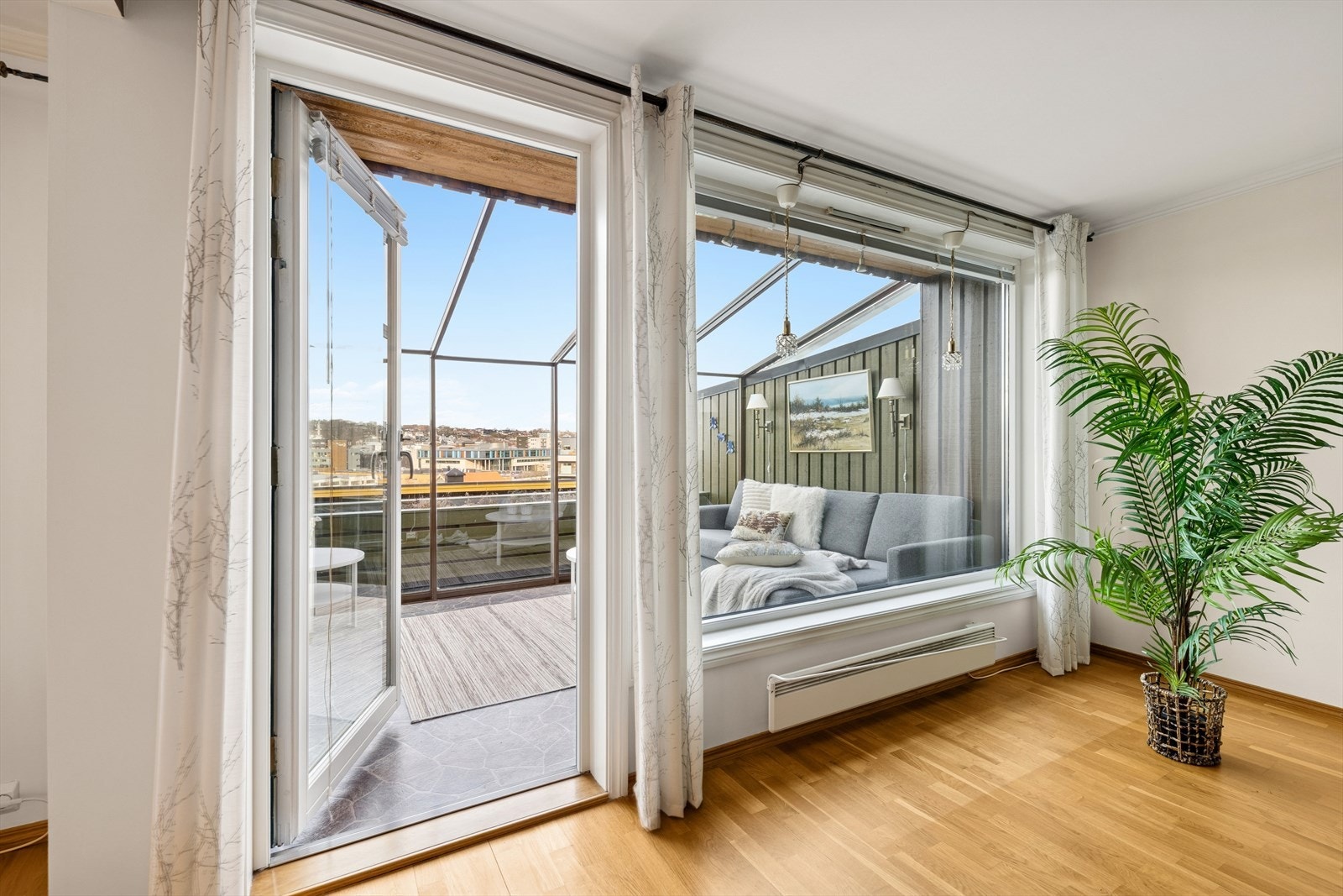 Fra stuen har man utgang til terrassen. Galleribilde