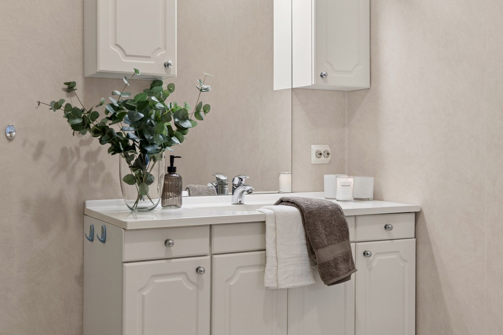 Badet er ellers utstyrt med dusjhjørne, toalett og baderomsinnredning med nedfelt servant. I tillegg har man opplegg for vaskemaskin. Galleribilde