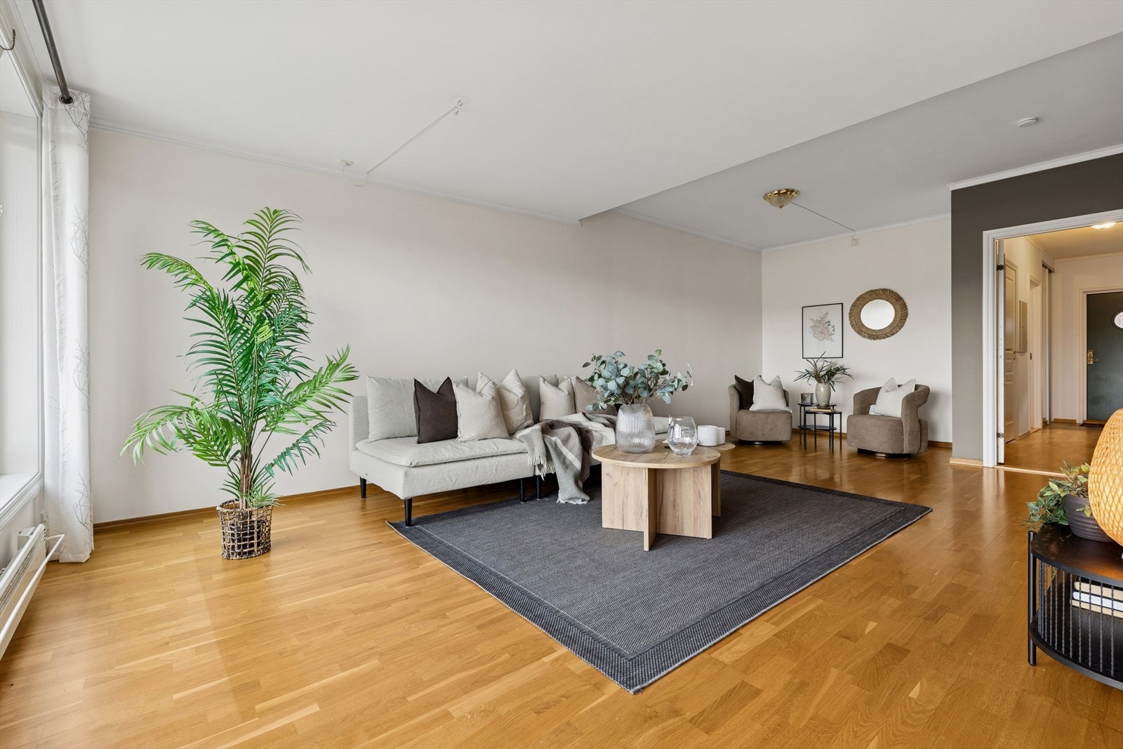 Gjennomgående i boligen er lysmalte flater og trestavs parkett - Tidløst og klassisk. Galleribilde