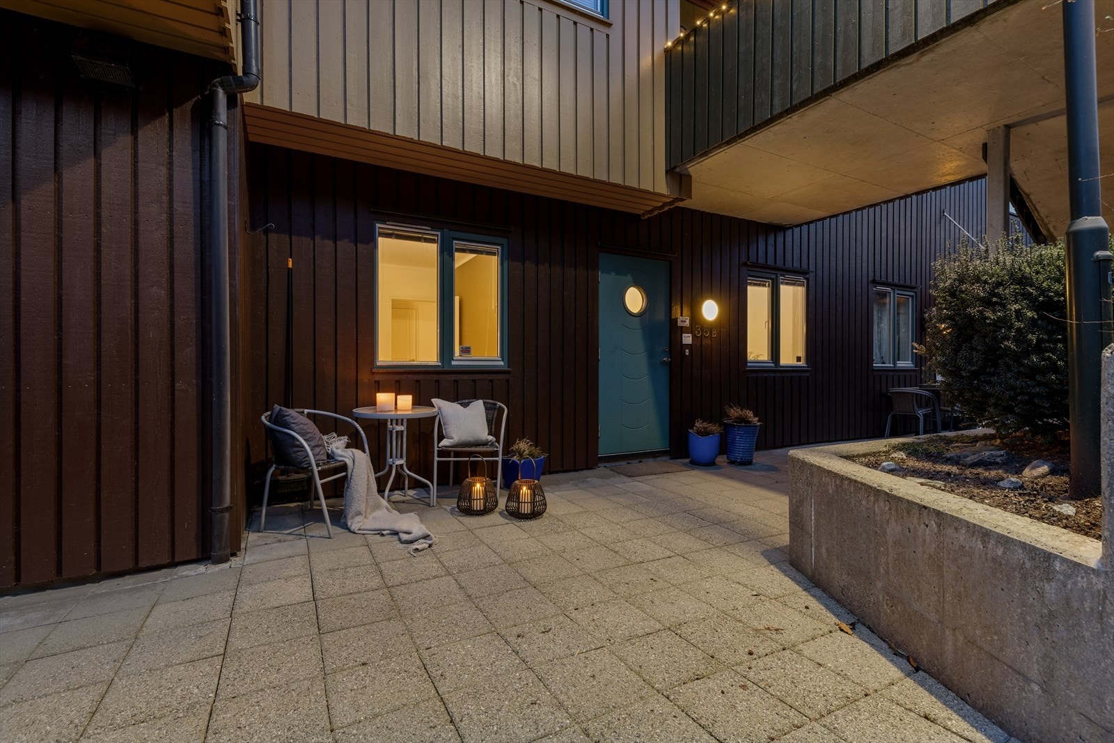 Inngangspartiet gir en ekstra, koselig uteplass hvor man kan nyte morgensola. Galleribilde