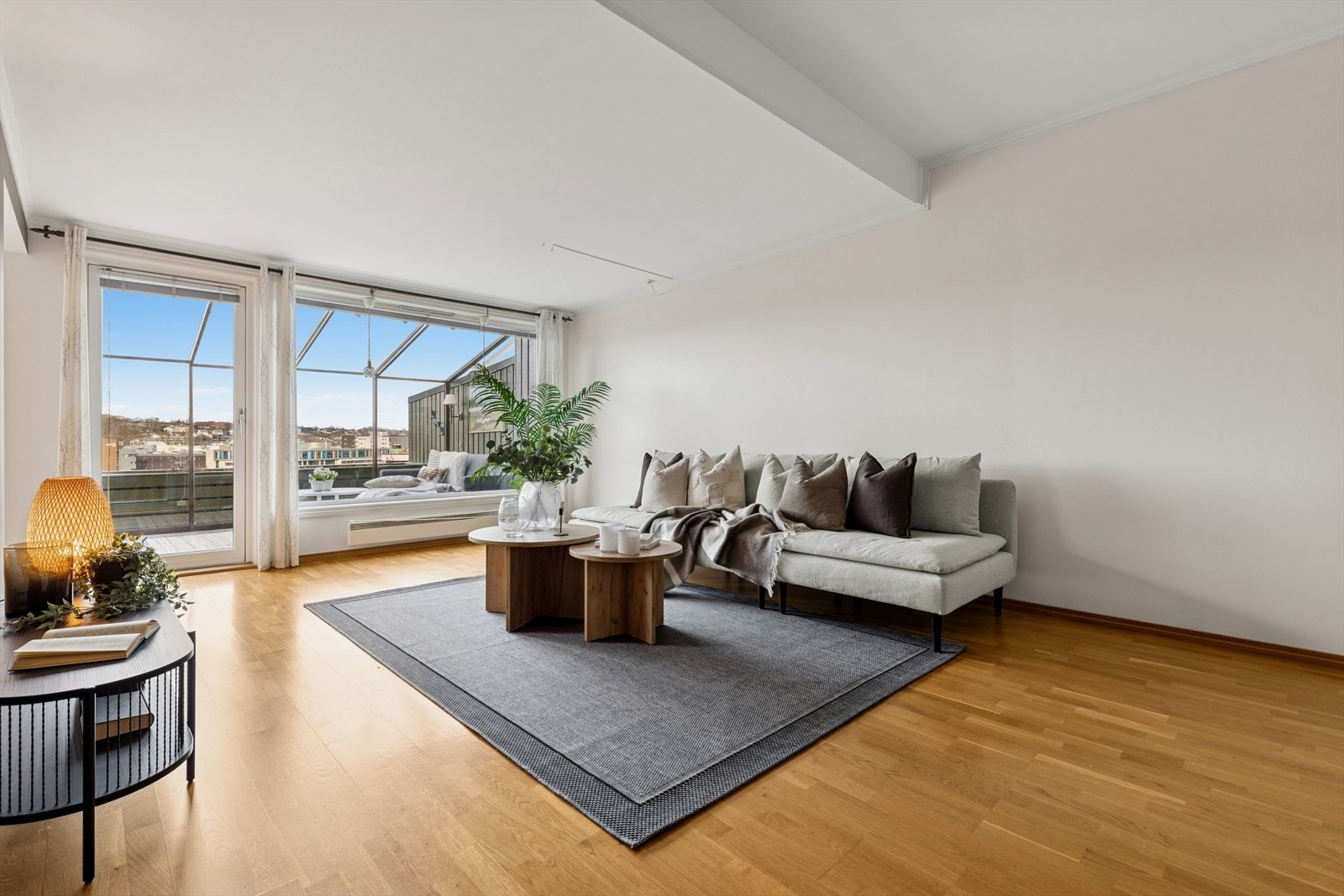 Stuen er lys og romslig med store vindusflater som gir rikelig med naturlig lys, samtidig som de er med på å skape en god romfølelse. Galleribilde