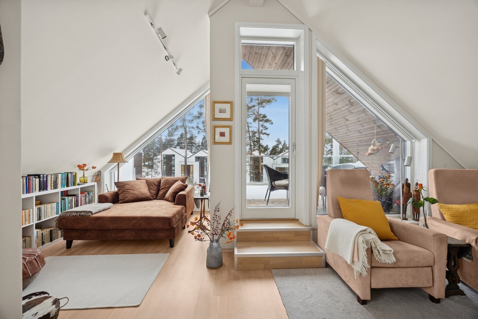 Lys og trivelig loftstue delt inn i to soner, perfekt for både tv-krok og f.eks. hjemmekontor. Galleribilde