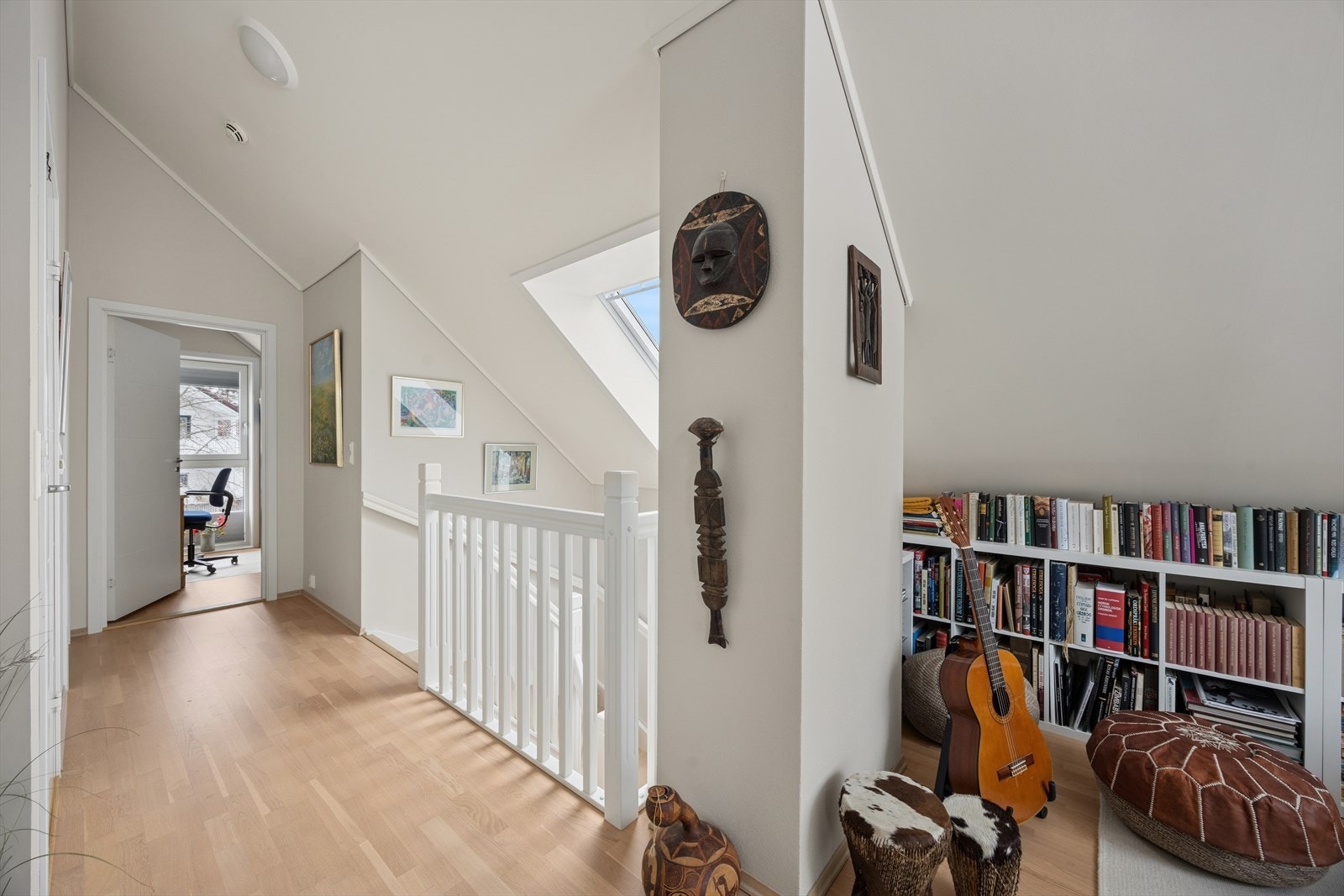 Rikelig med dagslys og gode soner gjør loftstuen til et funksjonelt og sosialt oppholdsrom. Galleribilde