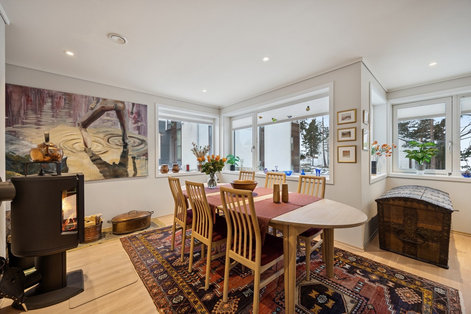 Koselig stuedel med peis som skaper både varme og hygge på kjørlige dager. Galleribilde