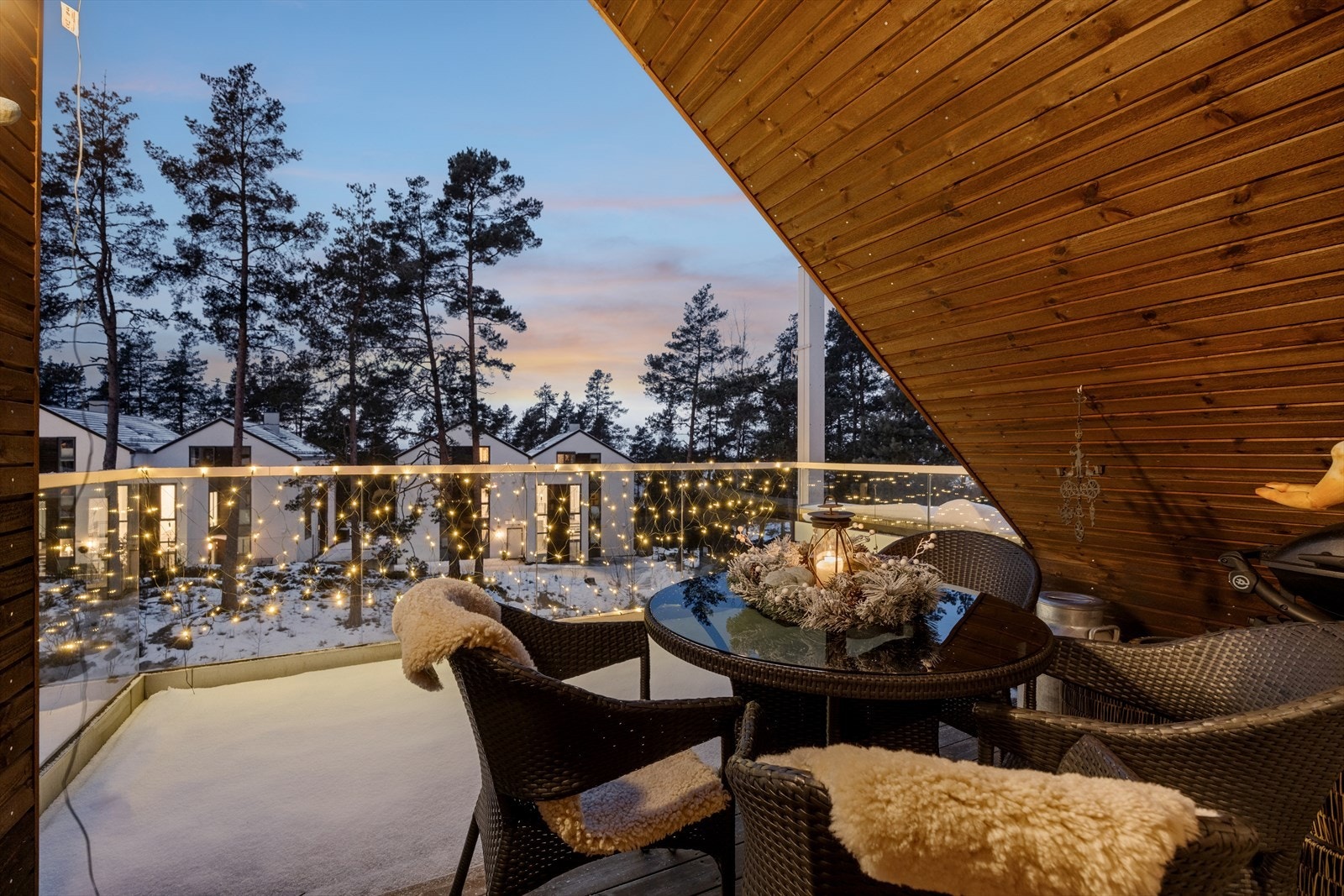 Takterrassen byr på flotte solforhold, og er delvis overbygget så den kan benyttes i all slags vær. Galleribilde