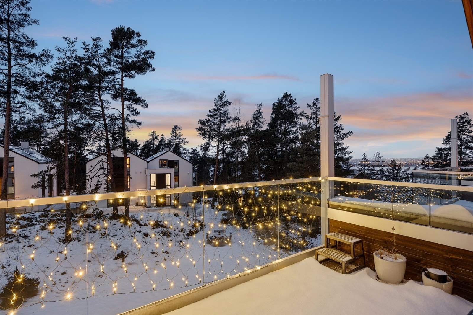 Utsikt og kveldsstemning. Galleribilde