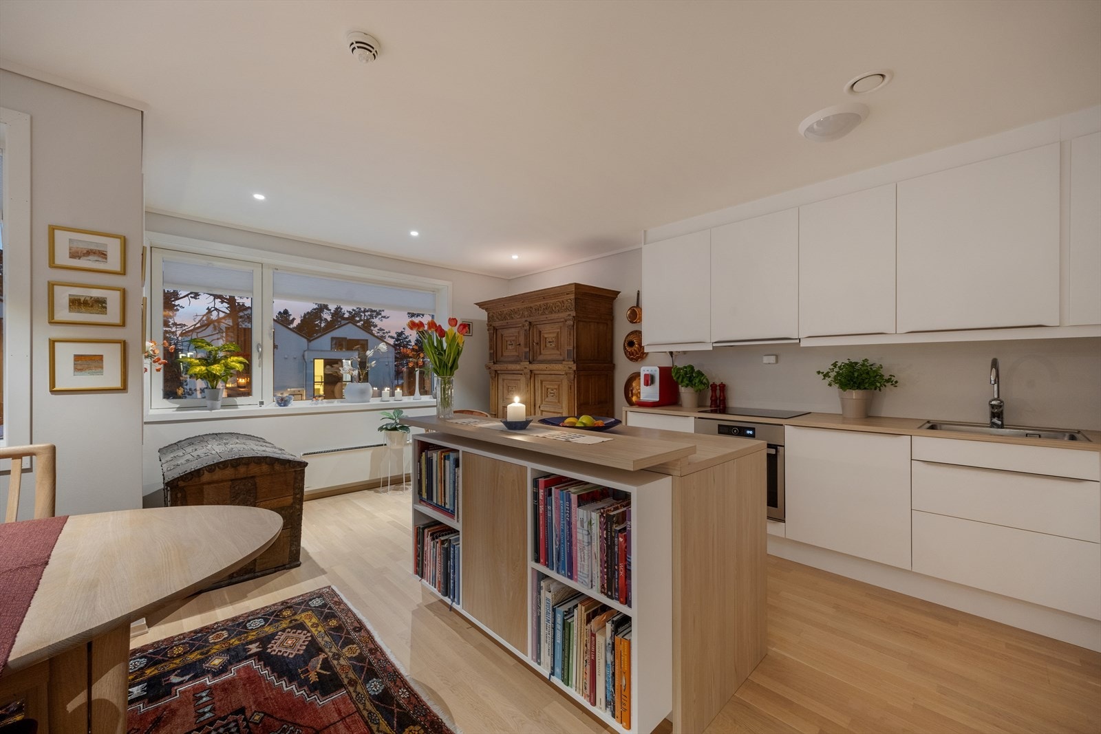 Kjøkkenøyen fungerer som et naturlig samlingspunkt med god arbeidsflate og smart utnyttelse av rommet. Galleribilde