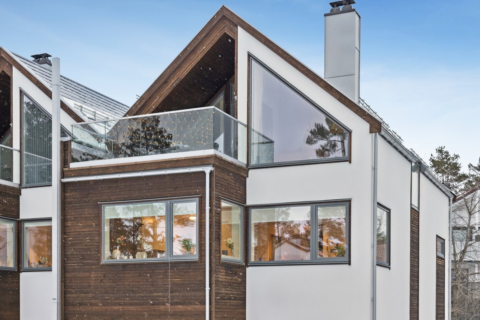 Leiligheten strekker seg over to plan og ligger helt på enden av rekka. Det gir meget gode lysforhold inn i leiligheten. Galleribilde