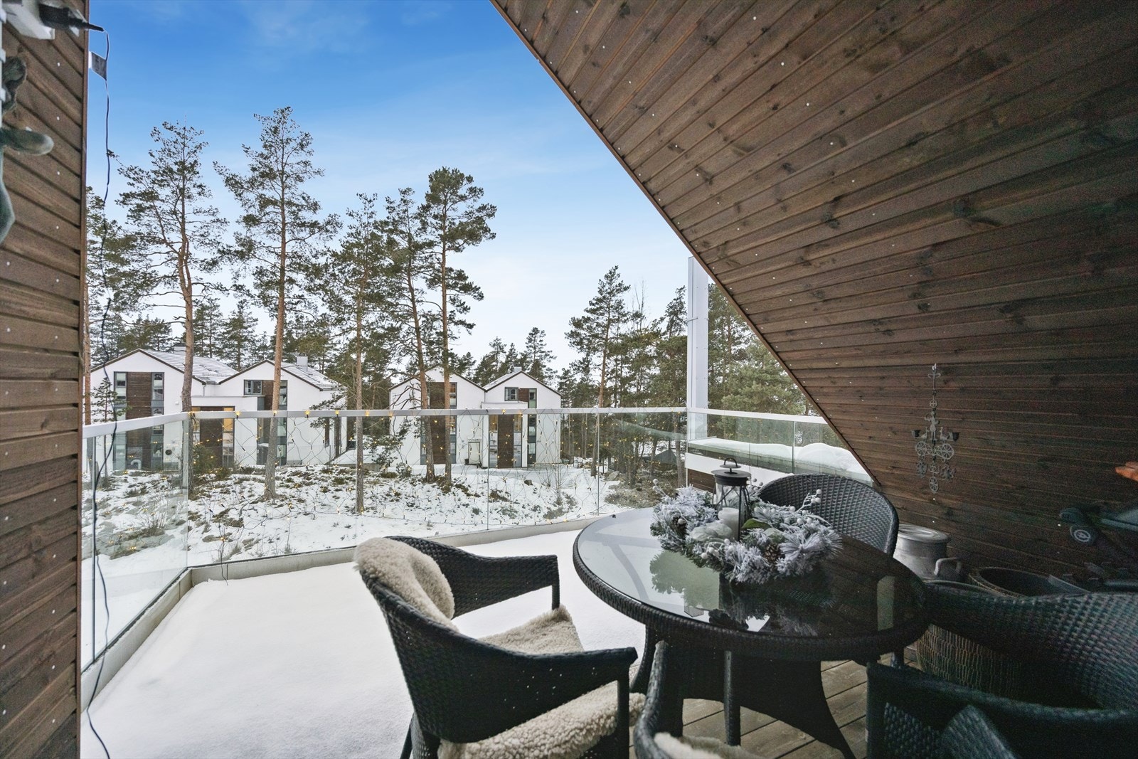 Solrik takterrasse med god plass til både loungemøbler og spisegruppe - et nydelig uterom med utsikt over grøntområder og mot Oslofjorden. Galleribilde