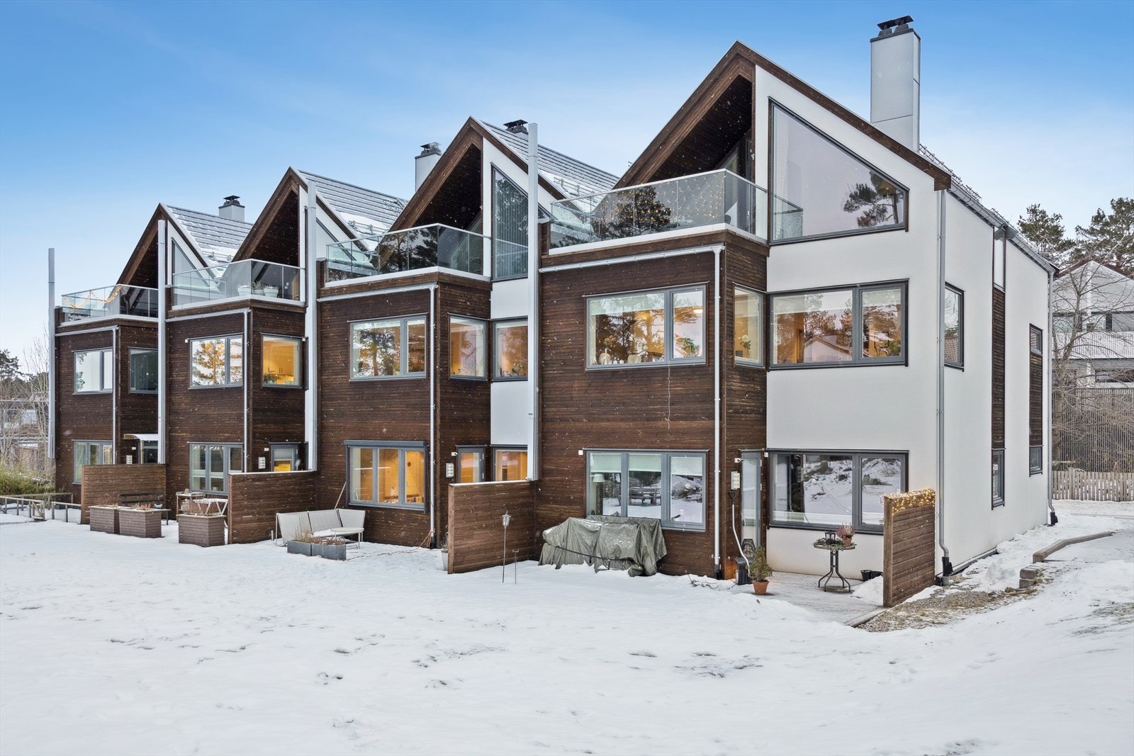 Pen og velholdt fasade med moderne uttrykk og gode utearealer rundt boligen. Galleribilde