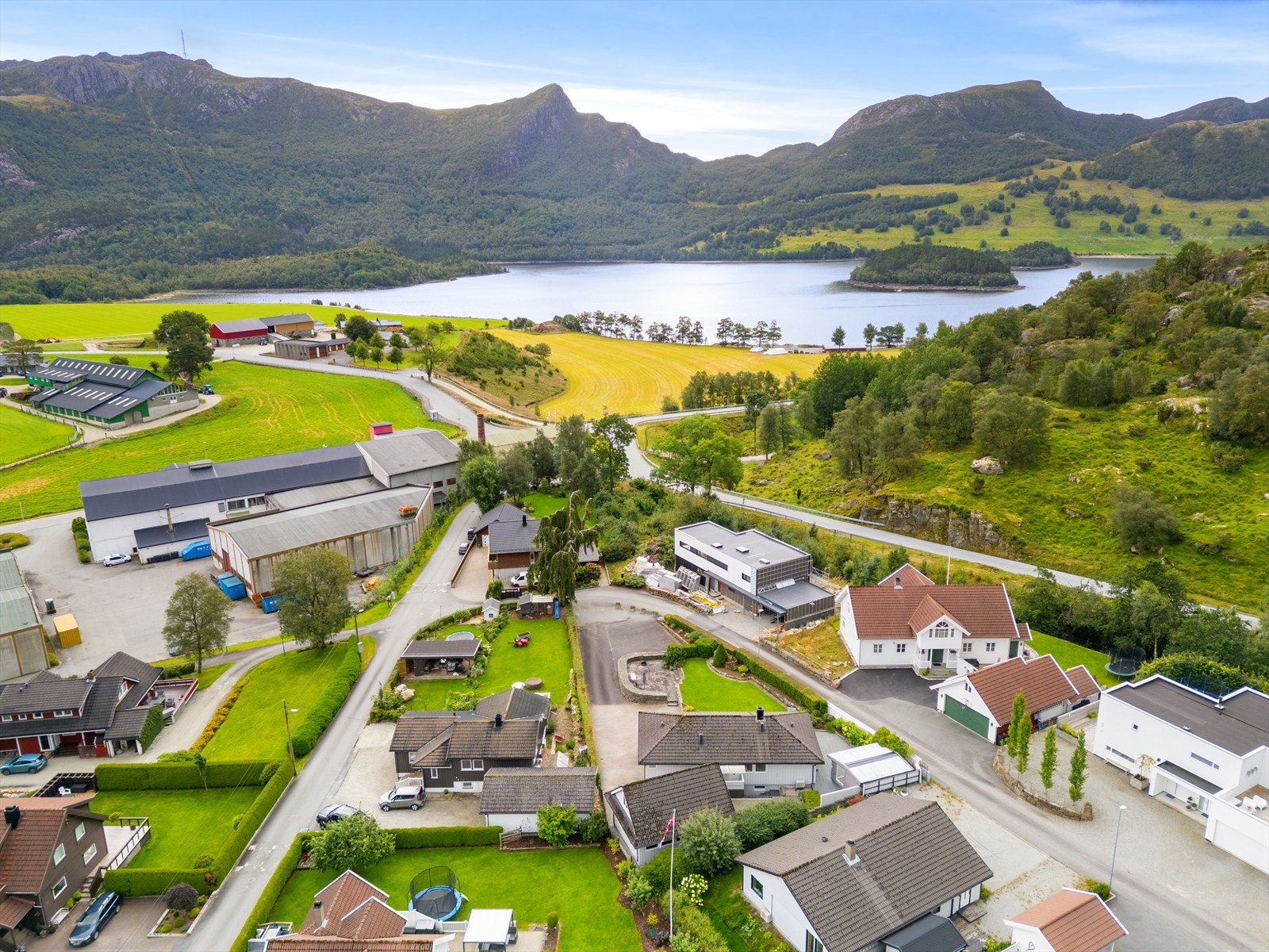 Her er det gode solforhold, romlig tomt og landlige omgivelser omkranset av fjell og natur. Galleribilde