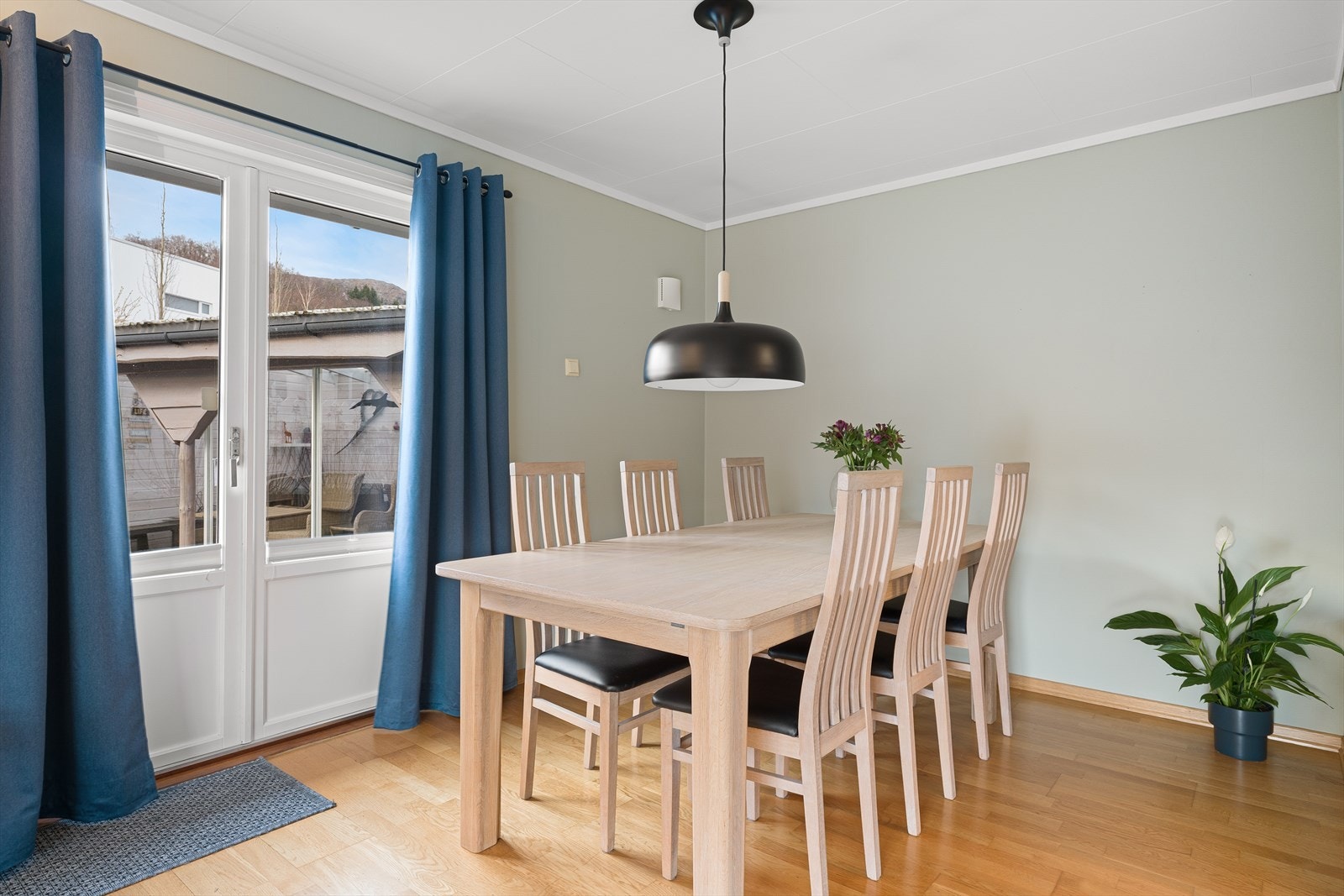 God plass til langbord i tilknytning til kjøkken Galleribilde