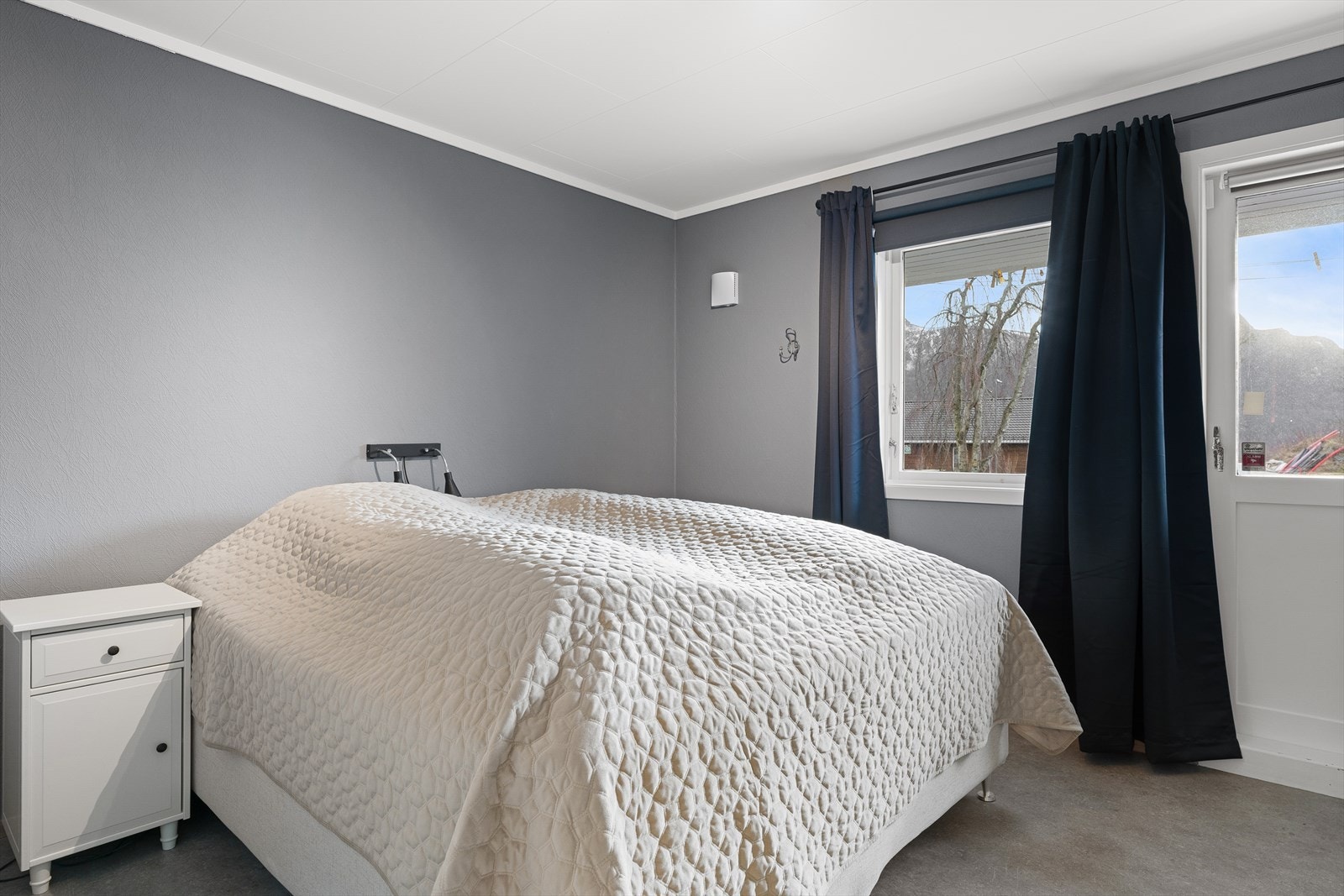 Hovedsoverom med dør ut til luftebalkong. Galleribilde