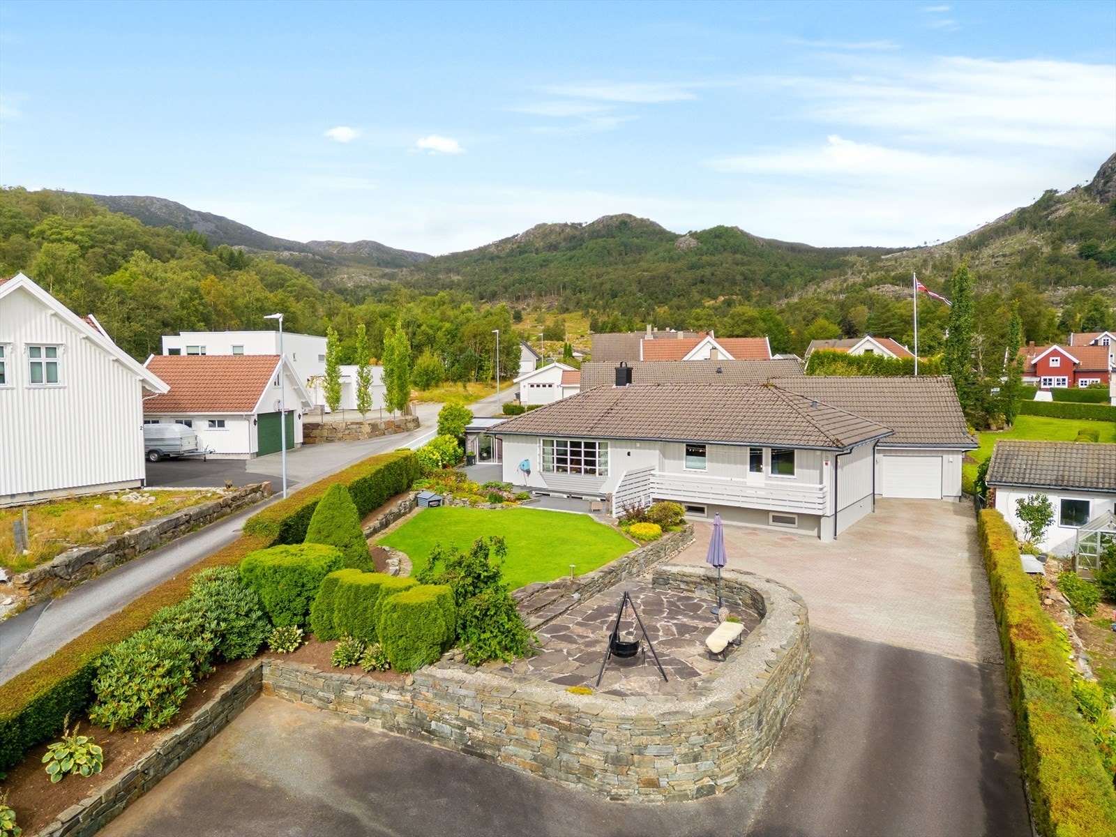 Stor garasje med god lagringsplass. Galleribilde