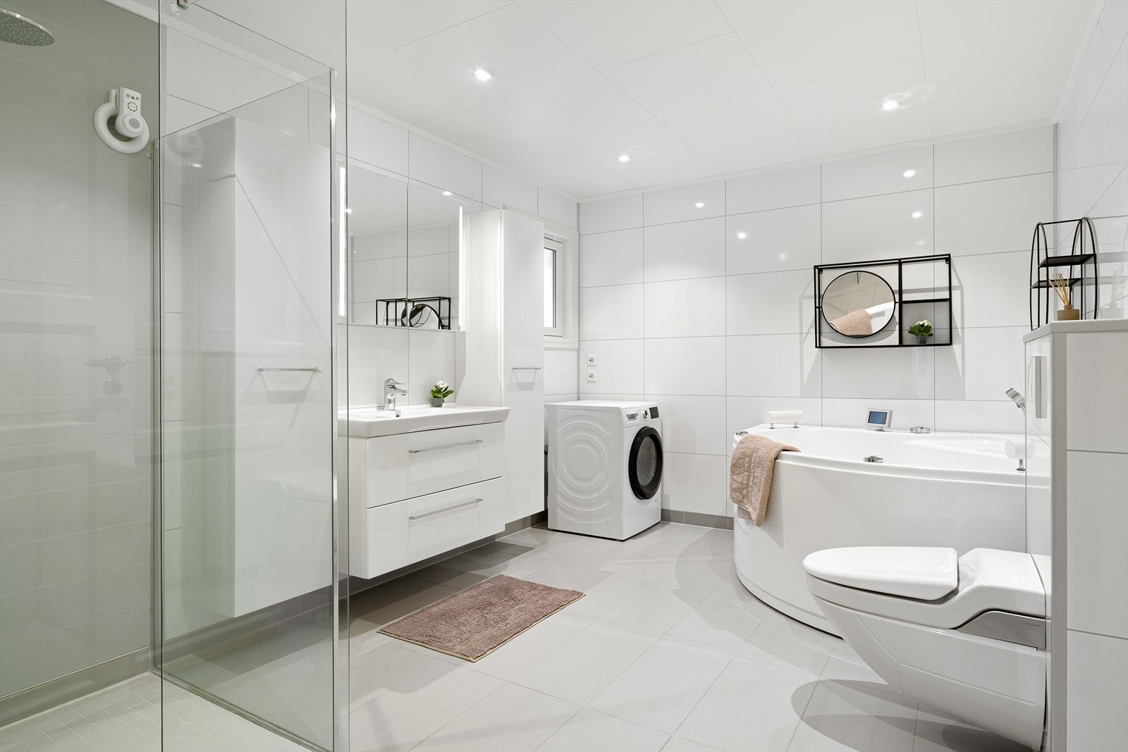 Massasjebad, spyle-wc. Fliser på gulv med varmekabler under. Spotter i tak. Galleribilde