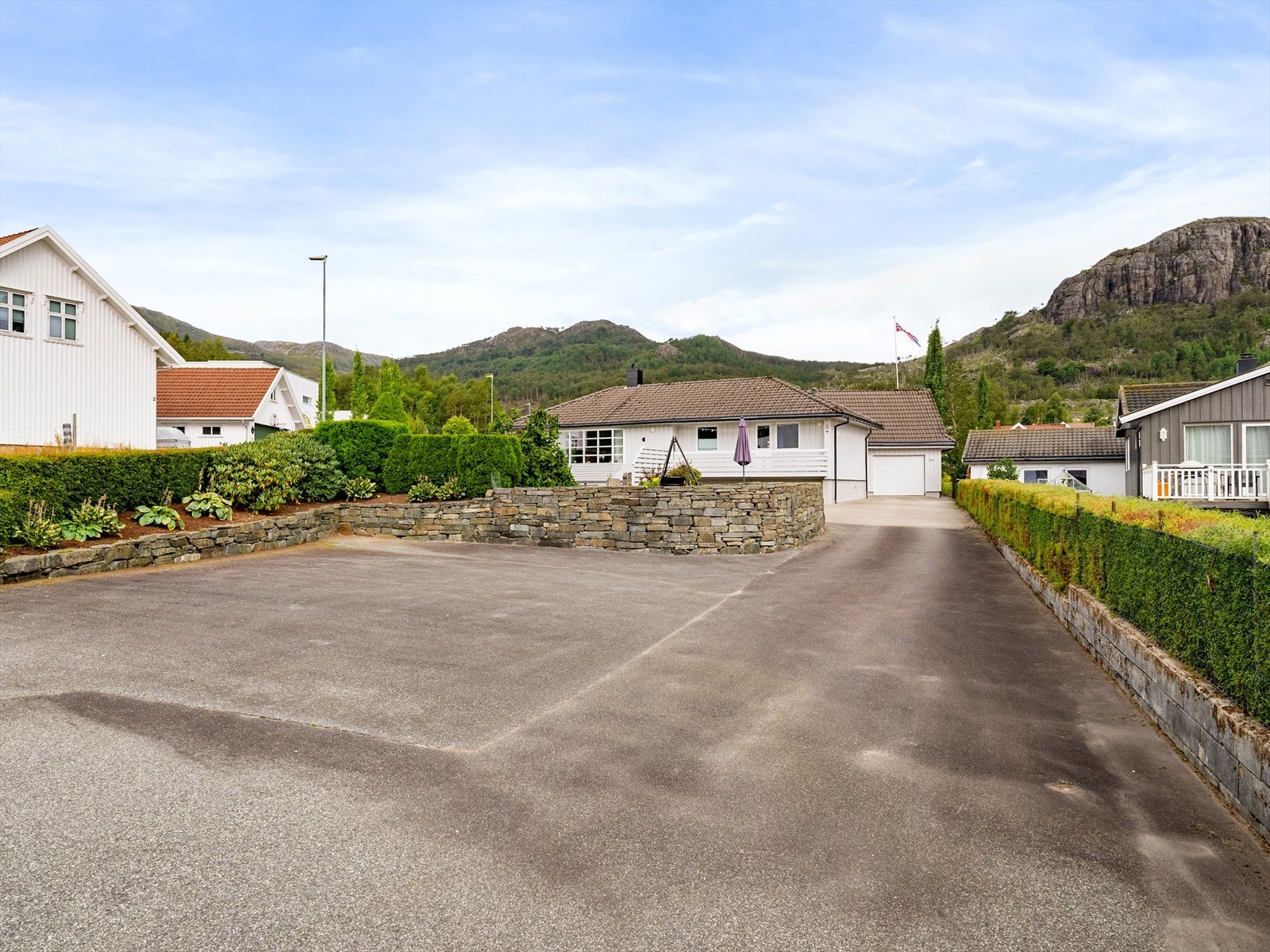 Tomt med god plass til biler Galleribilde