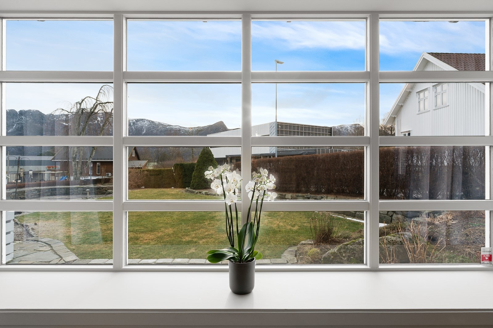 Stort karnappvinu som gir mye lys inn i rommet, og flott utsikt mot Vølstadsenderen og fjellene rundt. Galleribilde