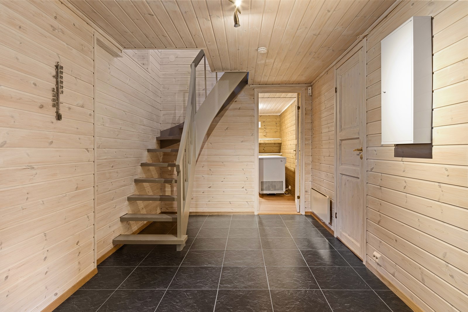 Etasjen har behandlet panel på vegger og i tak. Galleribilde