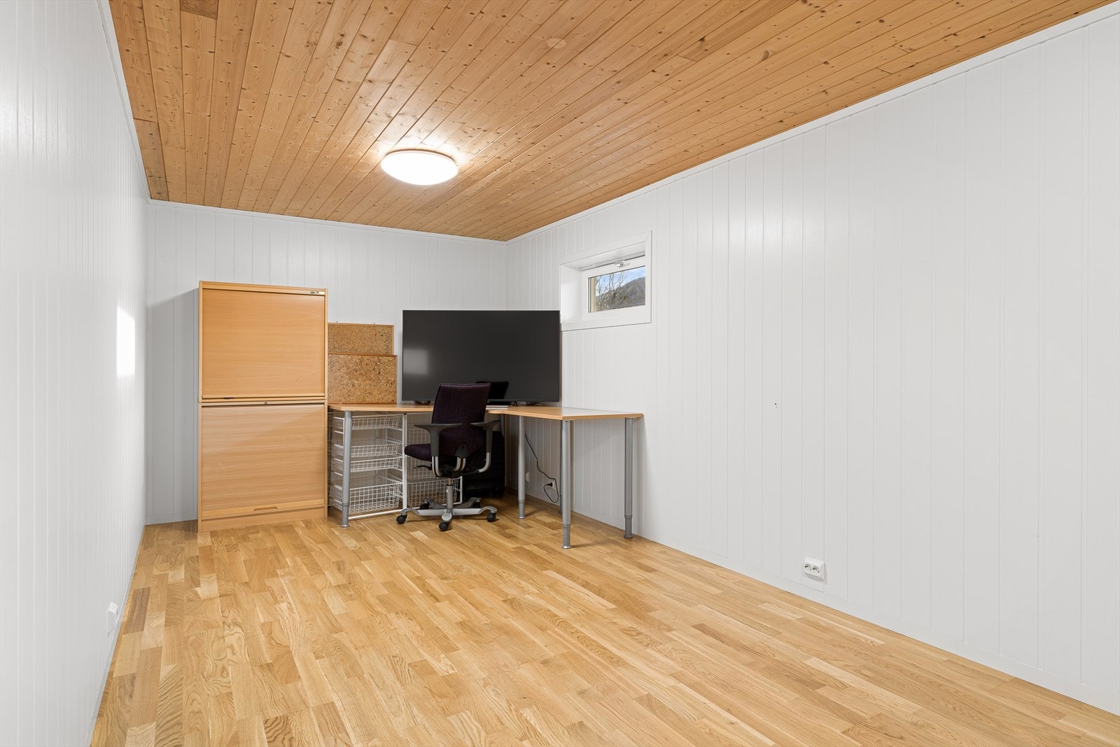 Kontor med god plass. Parkett på gulv og panelplater på veggene. Galleribilde