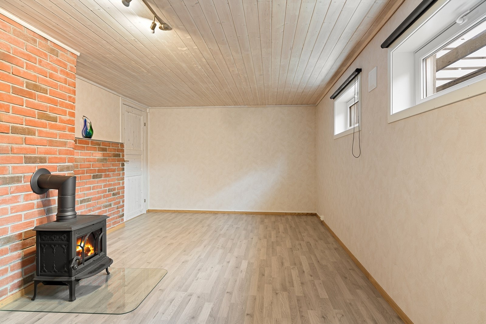 Kjellerstue med vedovn og god plass til sittegruppe. Nyere vindu. Galleribilde