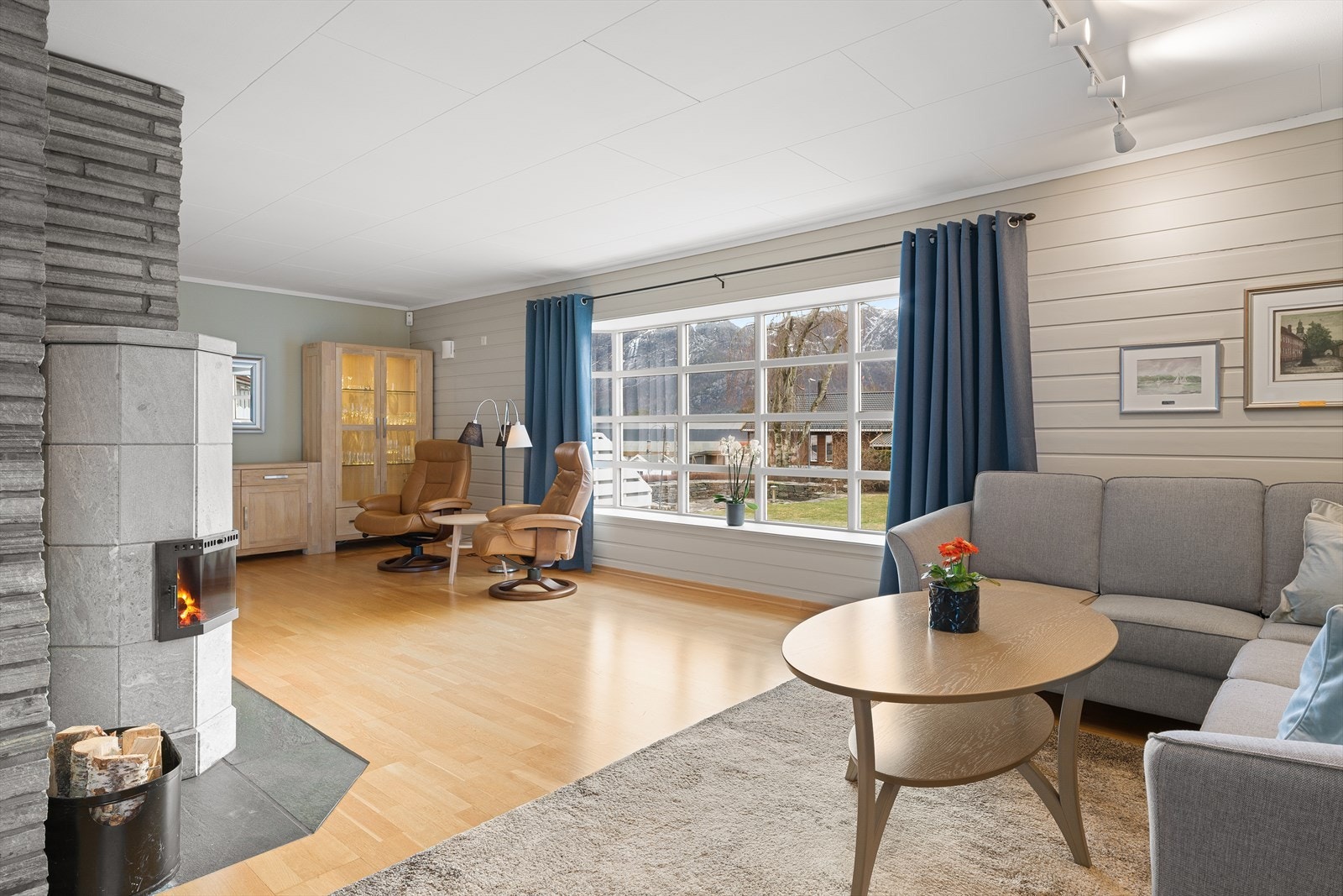 Romslig vinkelstue med parkett på gulv og malte vegger. Galleribilde