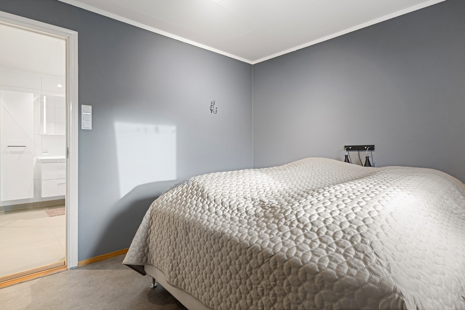 Teppe på gulv og malte vegger. Galleribilde