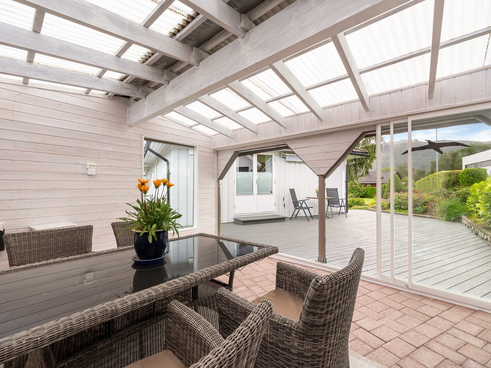 Steingulv og panel på vegger. Skyvedører som kan åpnes og lukkes etter ønske. Galleribilde