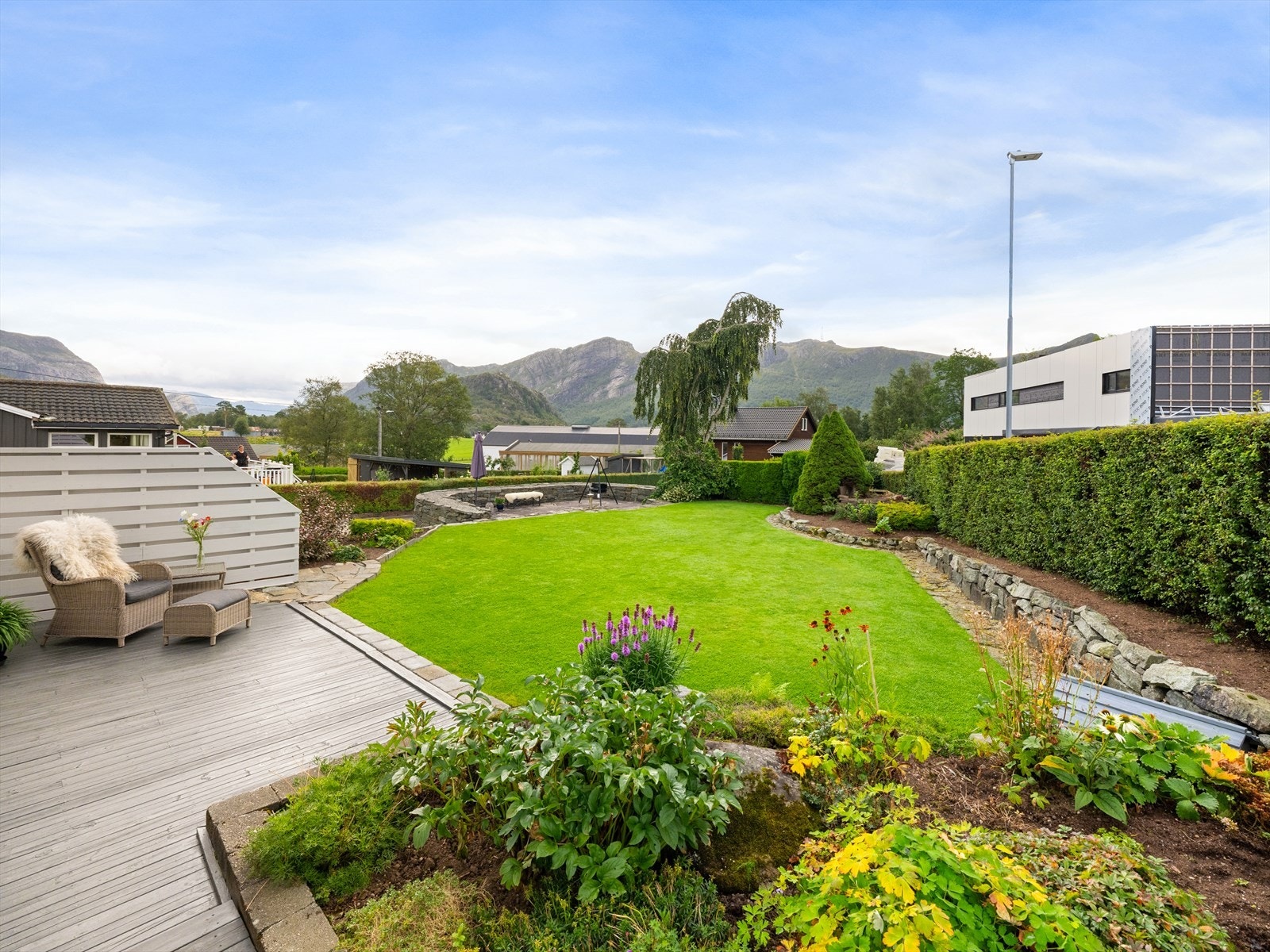 Nydelig hage på flat og solrik tomt Galleribilde