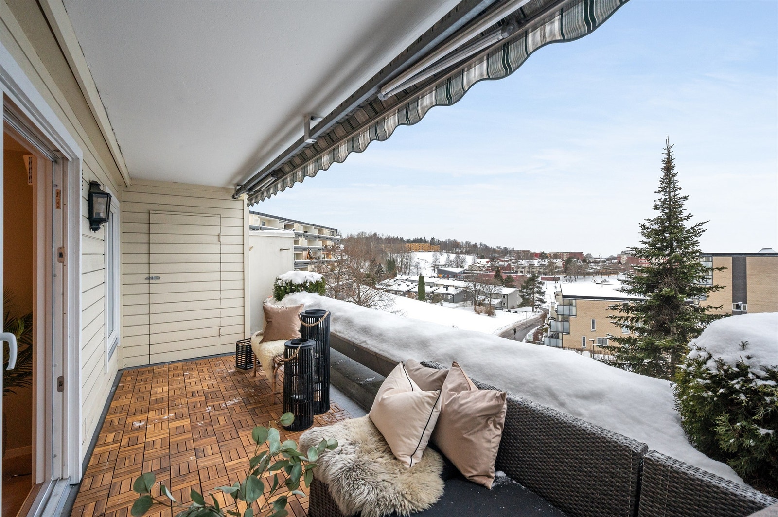 Leiligheten har en stor, vestvendt balkong på 12 m² med gode solforhold. Galleribilde