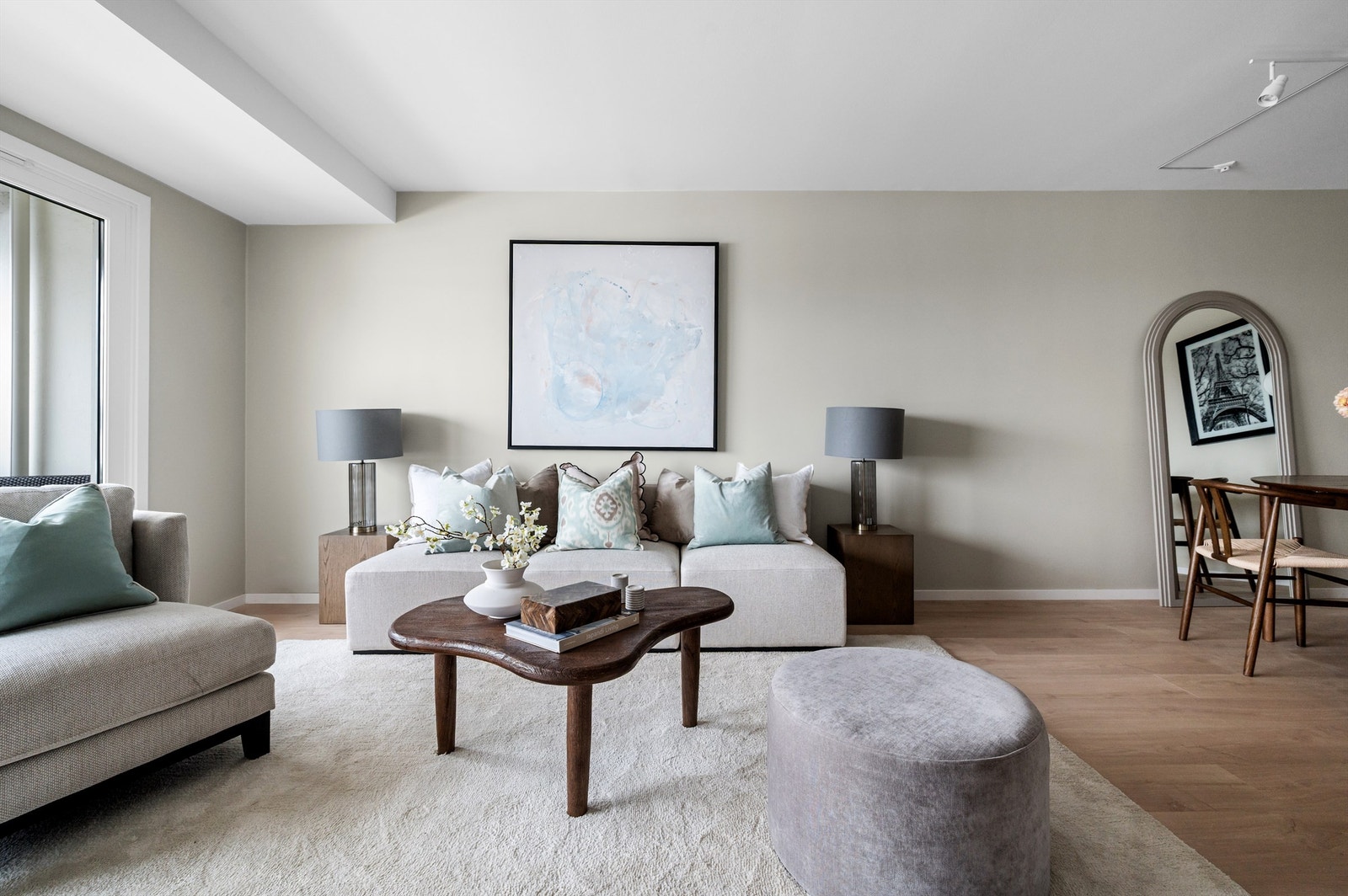 Stuen er romslig med nyoppussede overflater fra 2025 og plass til både sitte- og spisegruppe. Galleribilde