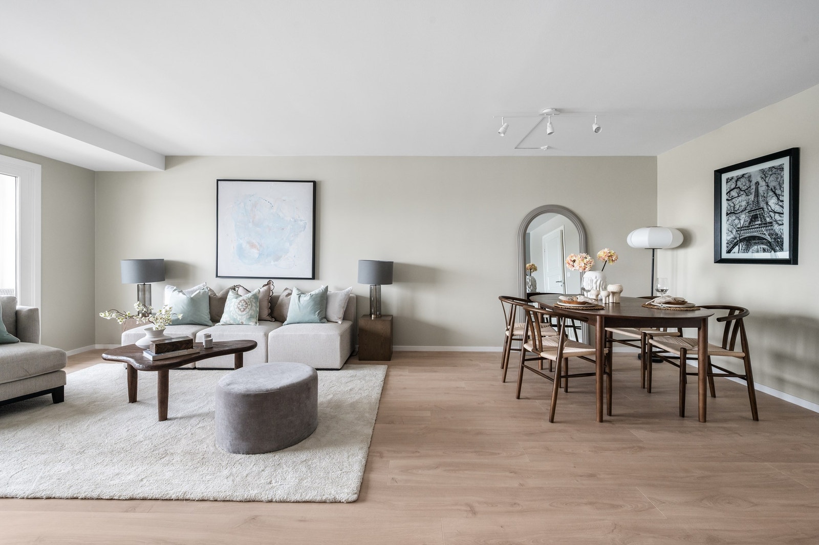 Rommet har en takhøyde på 2,40 meter og varmes opp med elektrisk oppvarming. Galleribilde