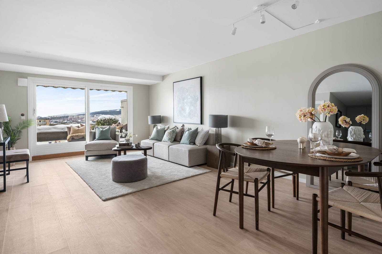 Det elektriske anlegget er oppgradert med nye stikkontakter og downlights i tak, som gir et moderne og helhetlig uttrykk. Galleribilde