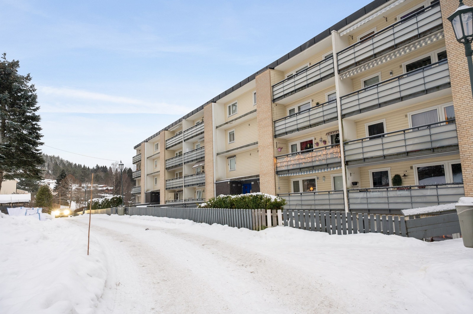 Leiligheten ligger i et bilfritt og barnevennlig område, skjermet fra trafikk. Galleribilde
