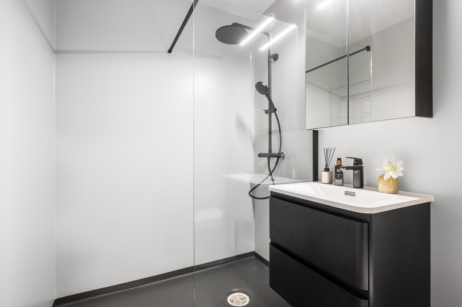 Her er det dusjhjørne med glassvegg, servant nedfelt i innredning og speilskap, alt nytt i 2025. Galleribilde