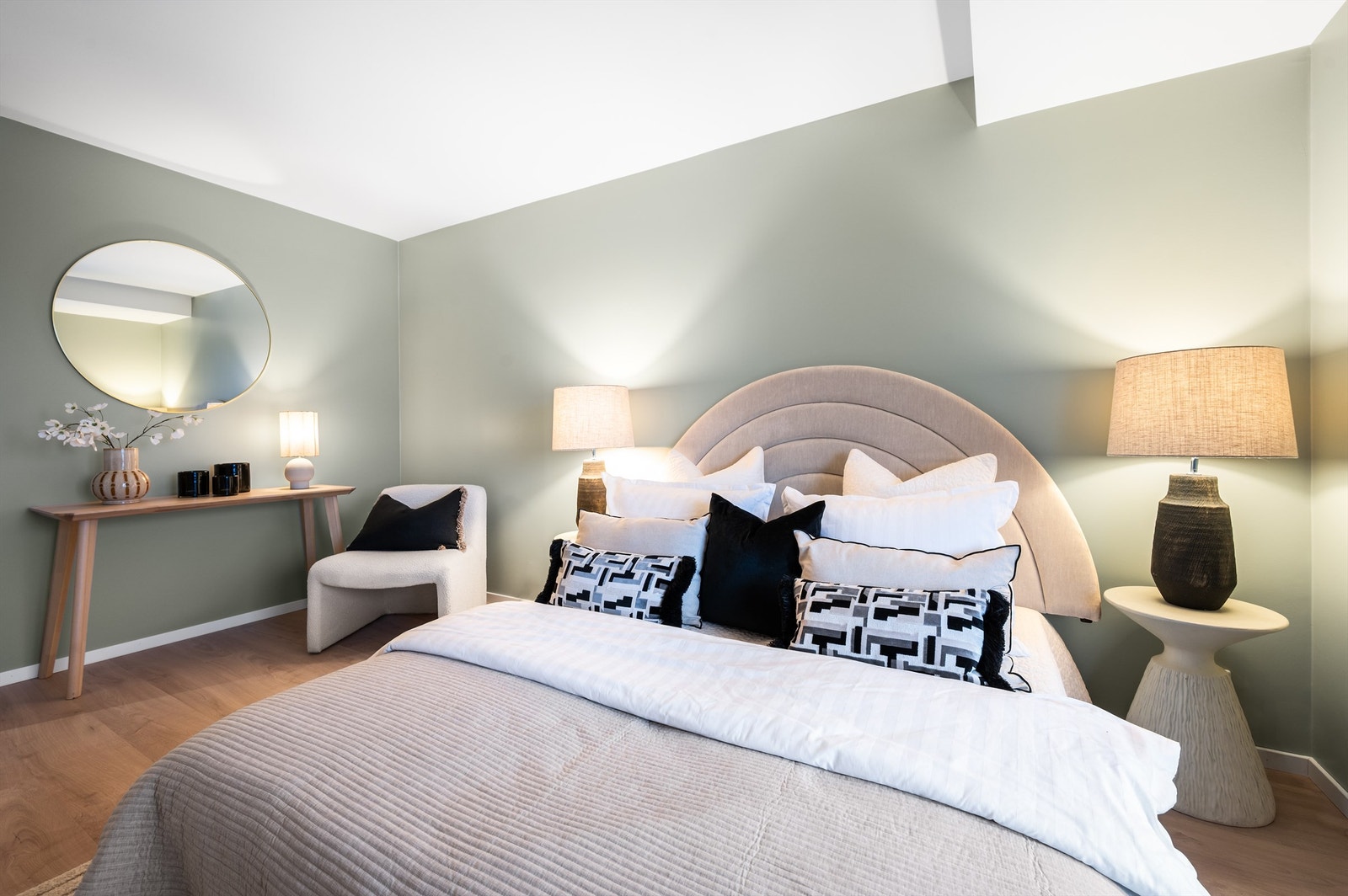 Rommet er lyst og behagelig, med vindu som slipper inn rikelig med dagslys. Galleribilde