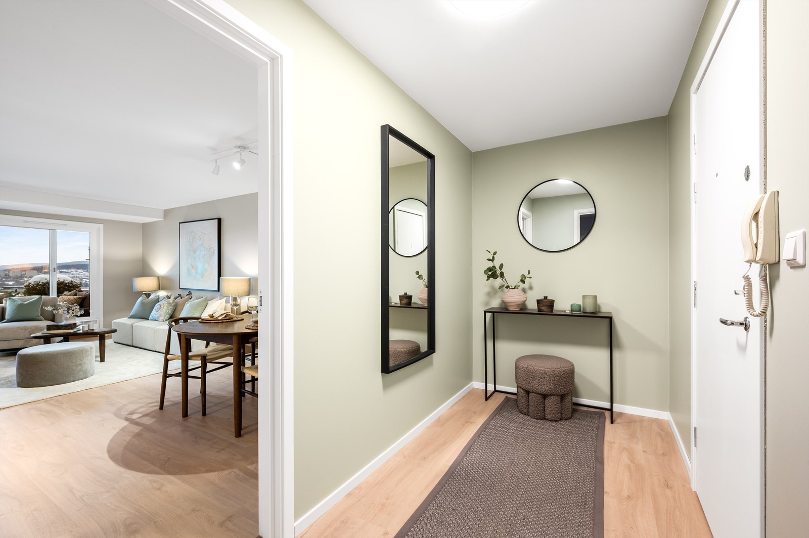 Velkommen inn! Boligen har en lys og romslig entré med god plass til oppbevaringsløsninger. Galleribilde