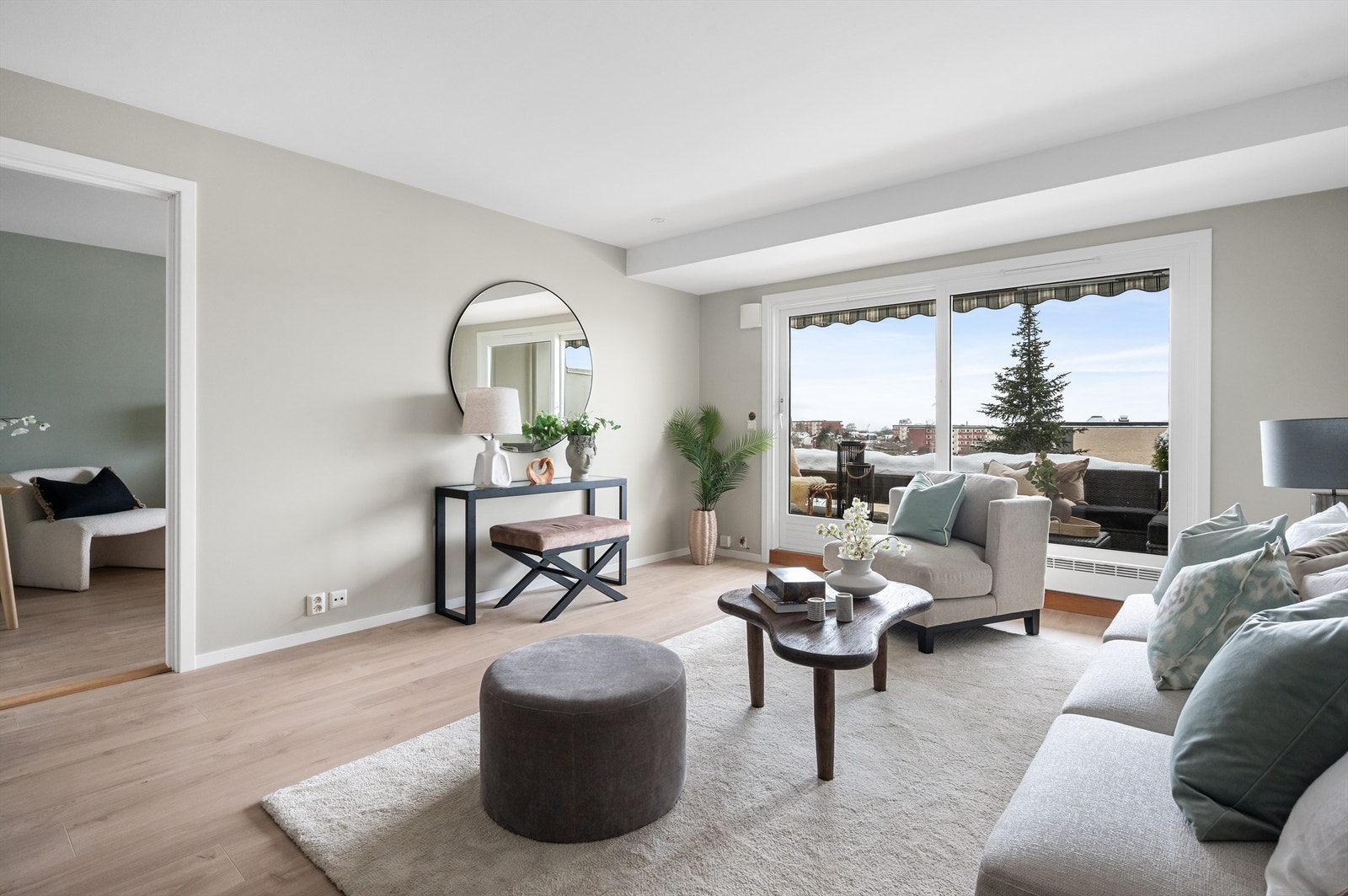 Lys og luftig stue med store vindusflater mot balkongen som slipper inn rikelig med dagslys og gir en god romfølelse. Galleribilde