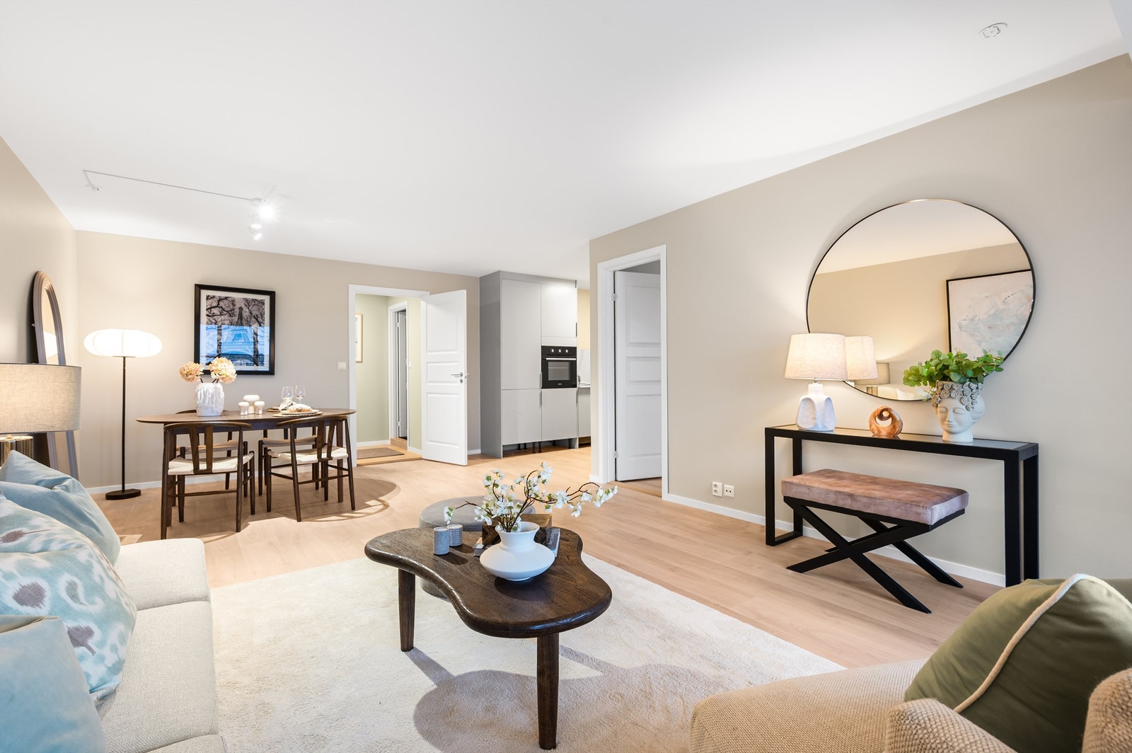 Fra stuen er det åpen tilgang mot kjøkkenet, som skaper en sosial og luftig atmosfære. Galleribilde