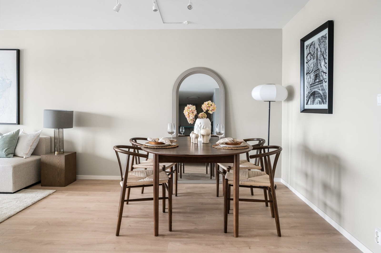 Spiseplassen er naturlig integrert i stuen, med god plass til gjester. Galleribilde