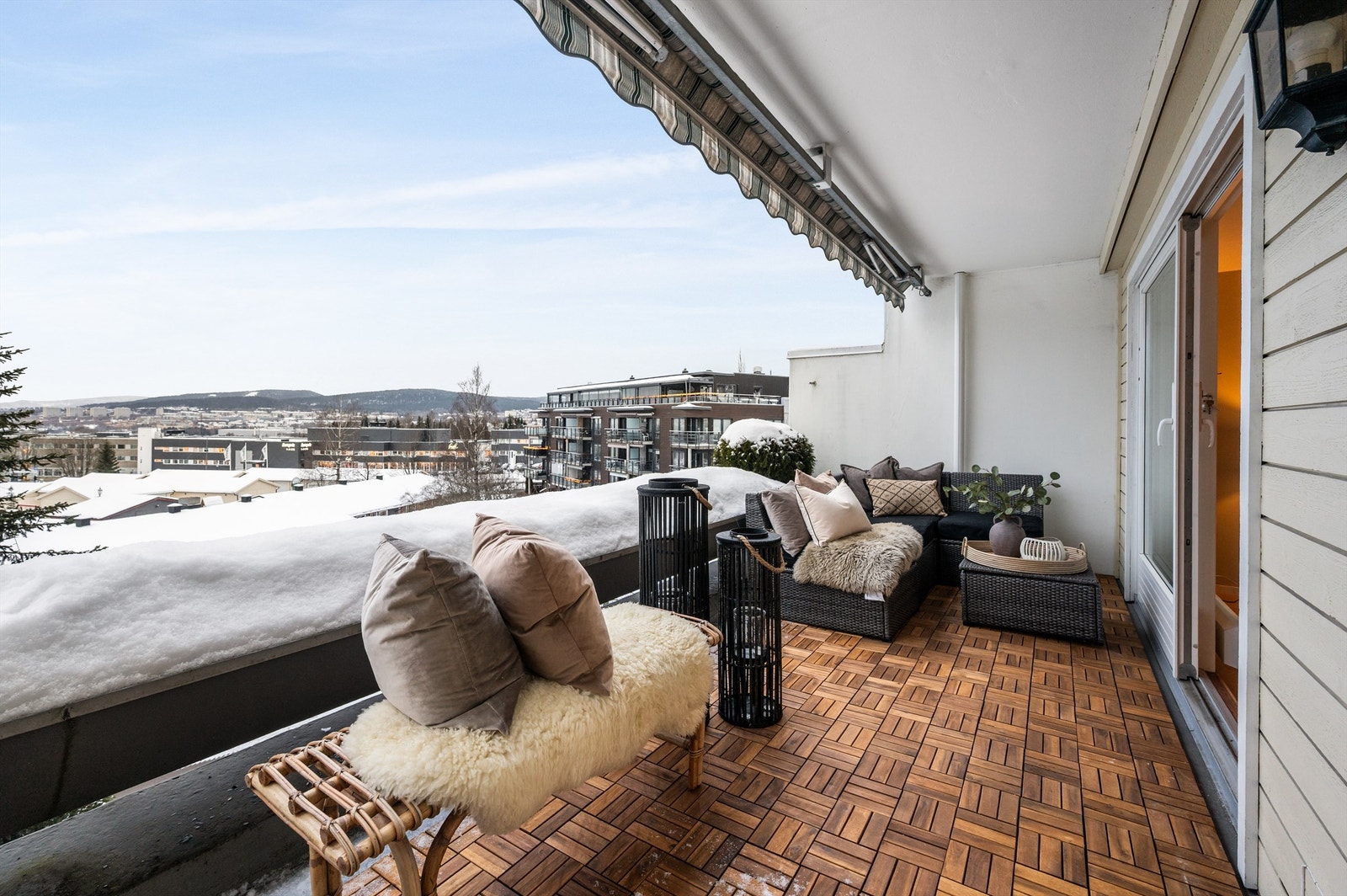 Fra stuen er det direkte utgang til en romslig, vestvendt balkong på ca. 12 kvm med flott utsikt over nærområdet og svært gode solforhold. Galleribilde