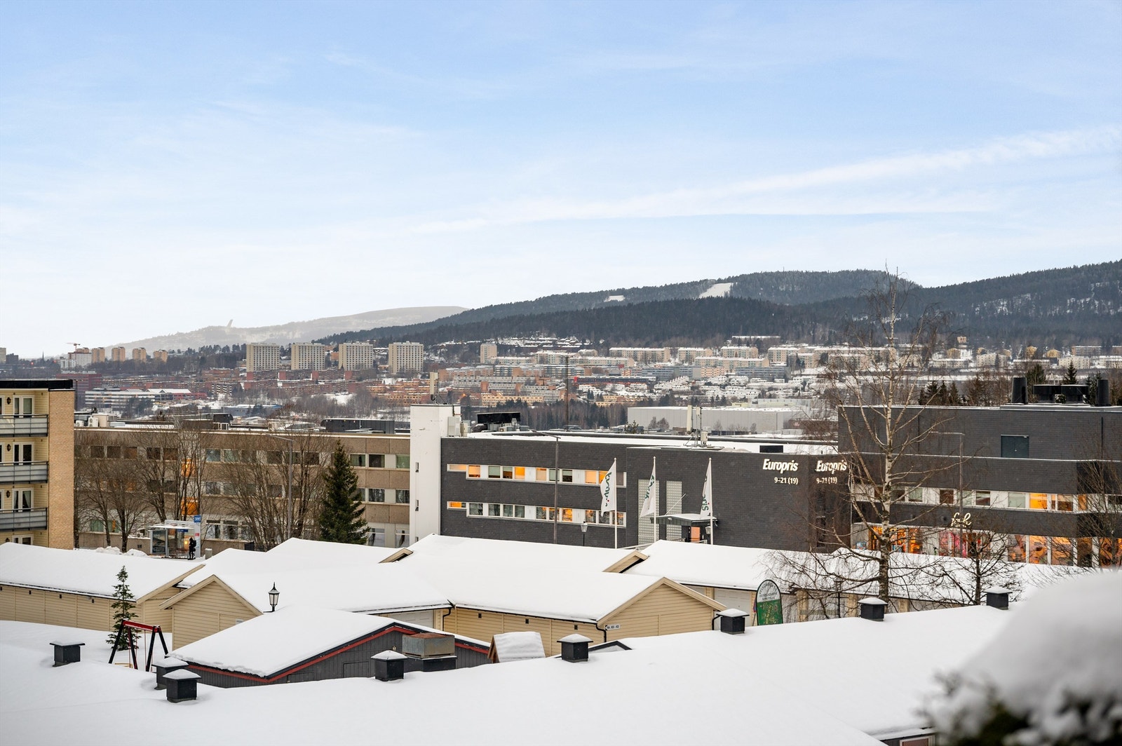 Fra leiligheten er det flott utsikt over nærområdet og umiddelbar nærhet til Østmarka. Galleribilde