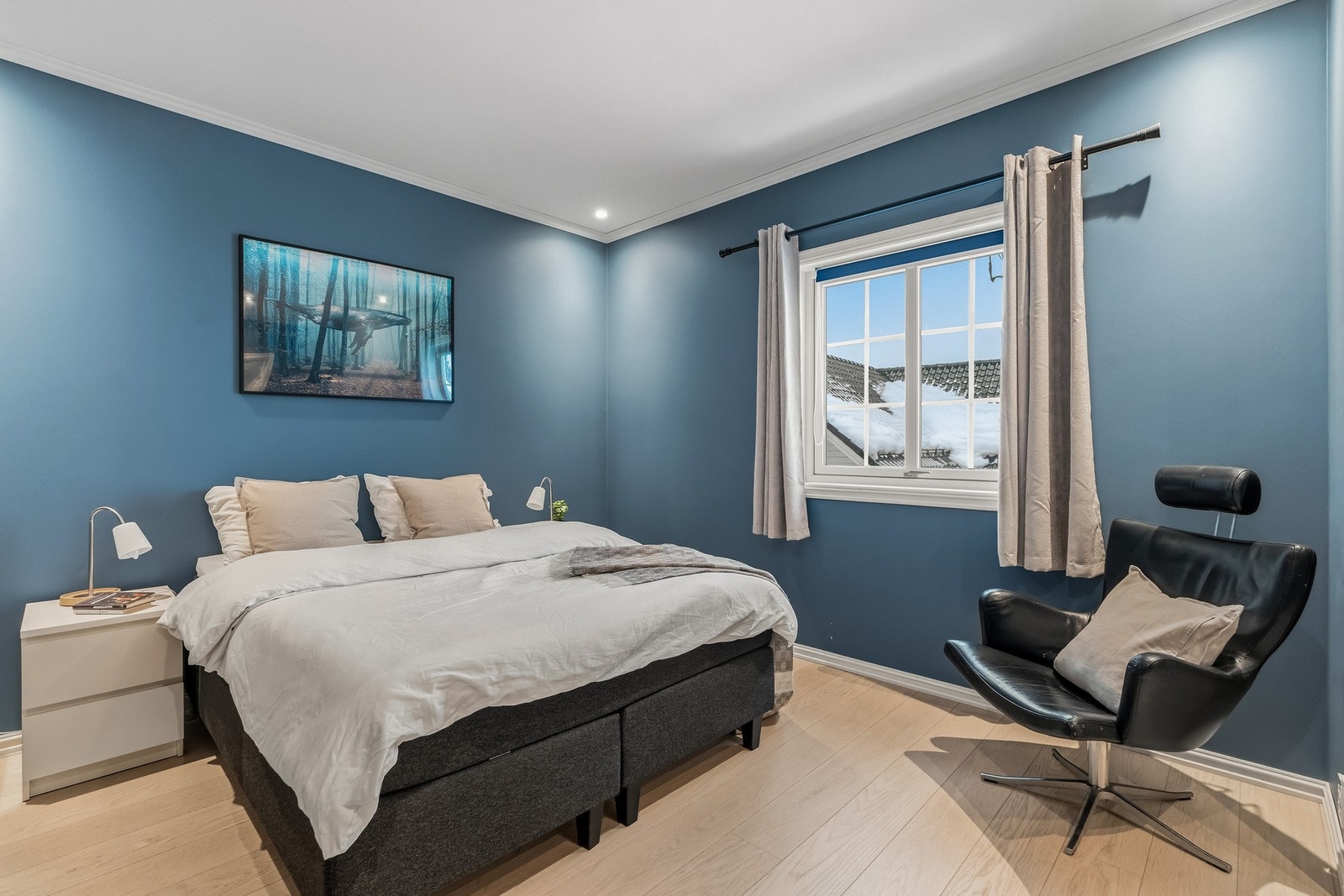 Hovedsoverom med god plass til seng og garderobeløsning Galleribilde