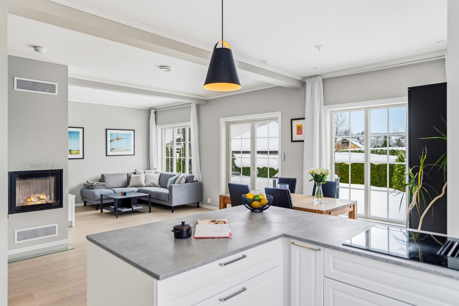 Store vindusflater som gir rikelig med naturlig lys til rommet Galleribilde