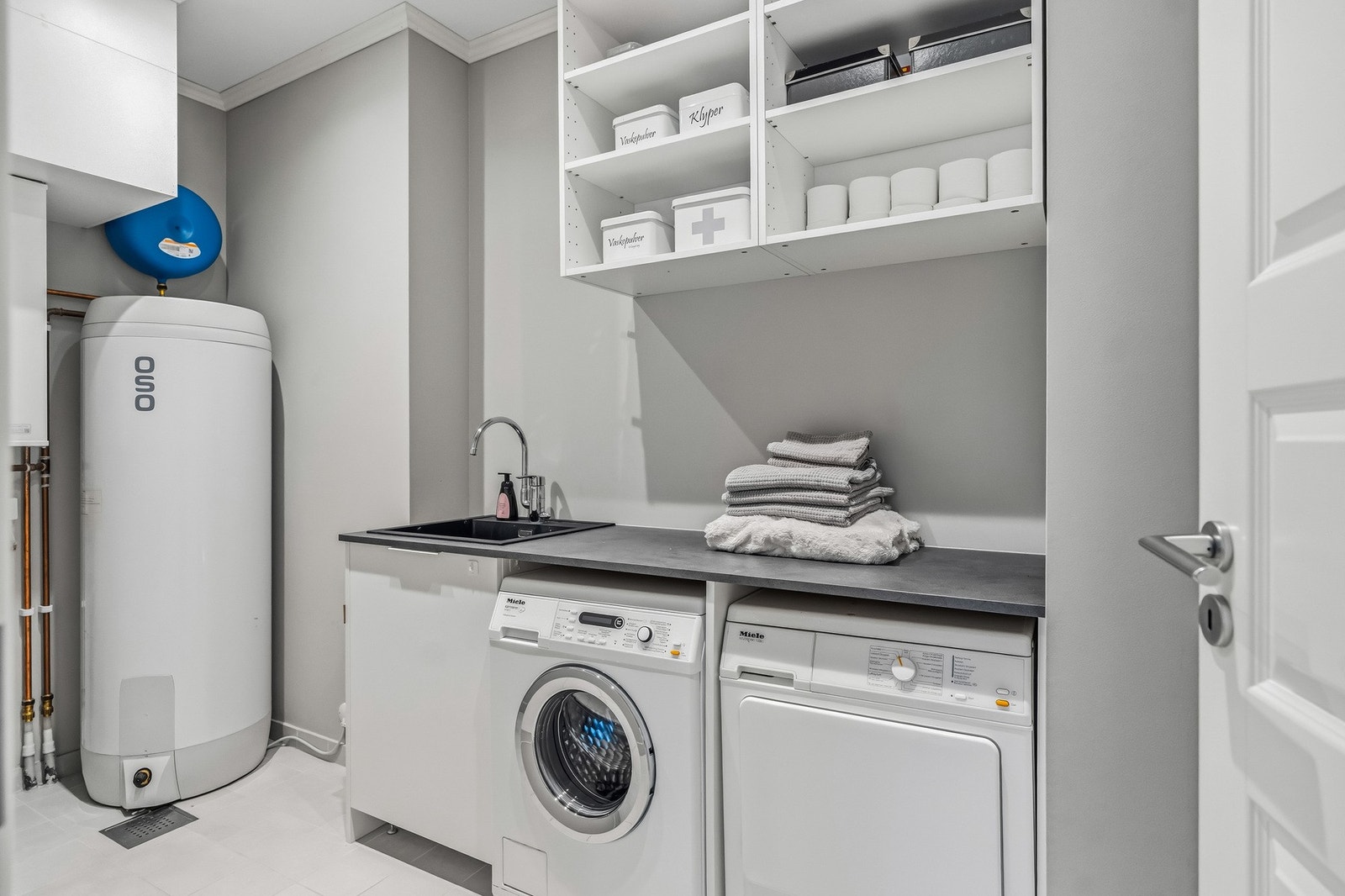 Praktisk vaskerom/teknisk rom. Stor varmtvannebereder Galleribilde