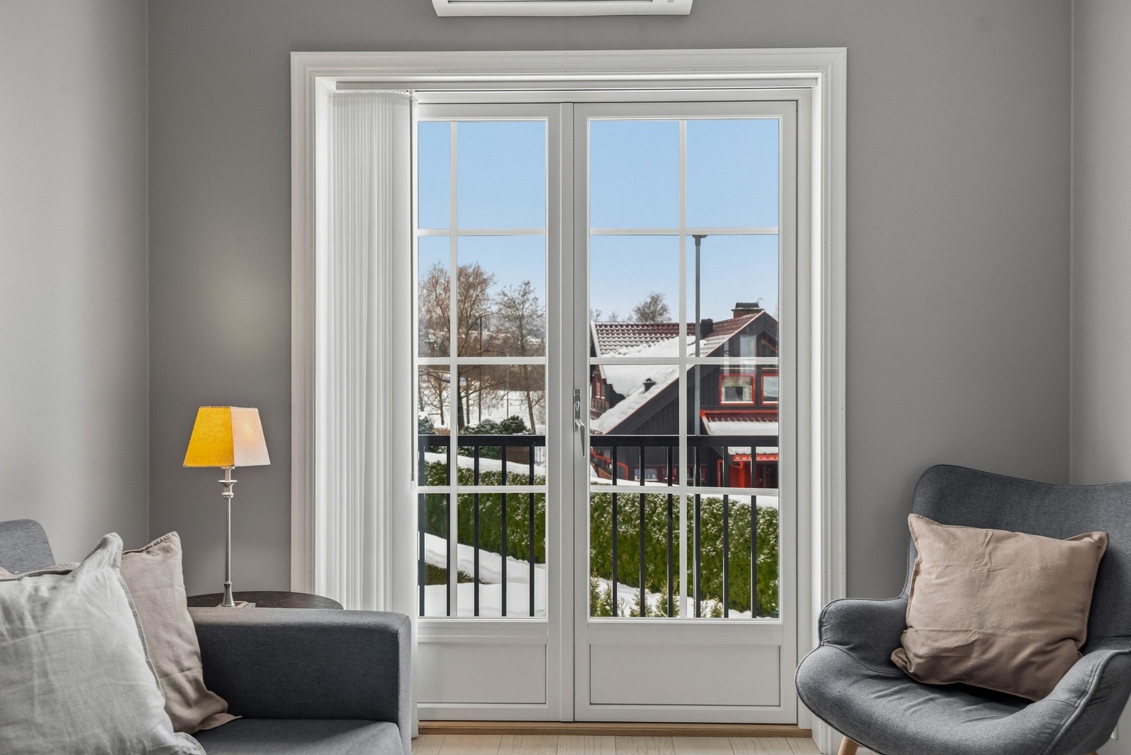 Utgang til balkong med fint utsyn over nærområdet Galleribilde